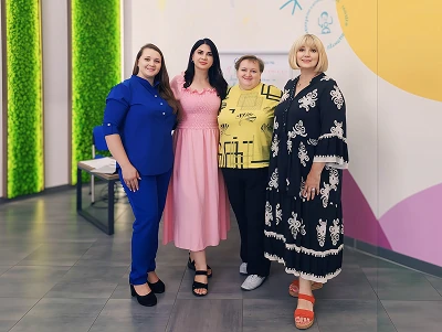 Четверо учасниць програми наставництва позують після навчальної зустрічі.
