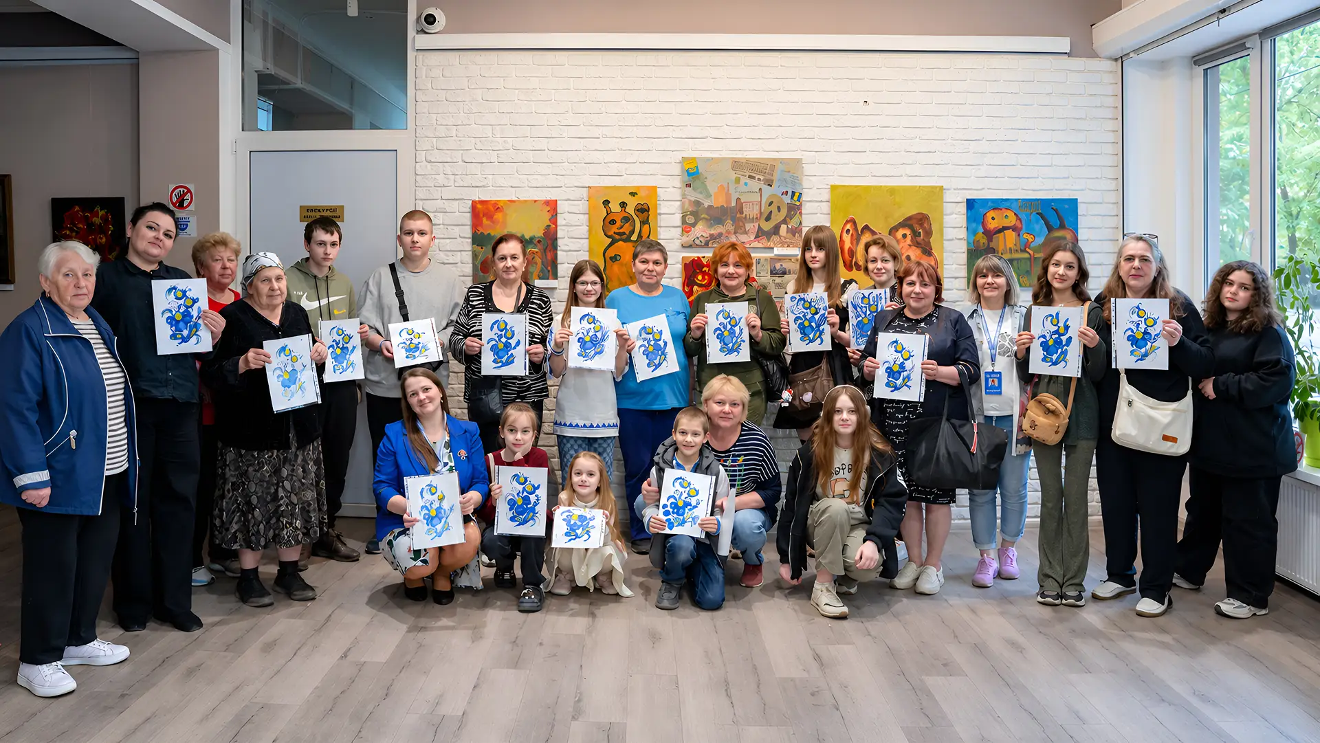 Учасники майстер-класу з петриківського розпису в Кременчуцькій міській художній галереї.