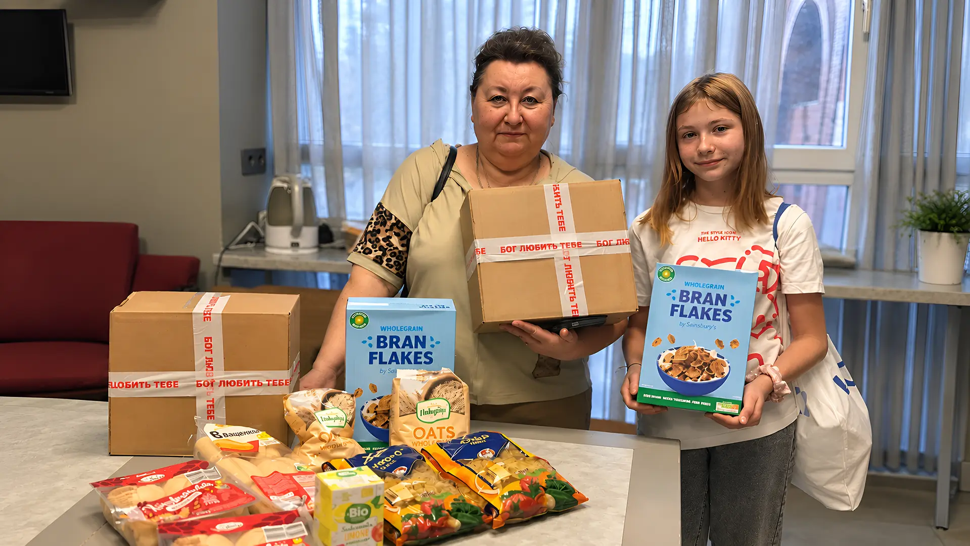 Опікунка з дівчинкою отримують продуктові набори від фонду «Зростай в родині»