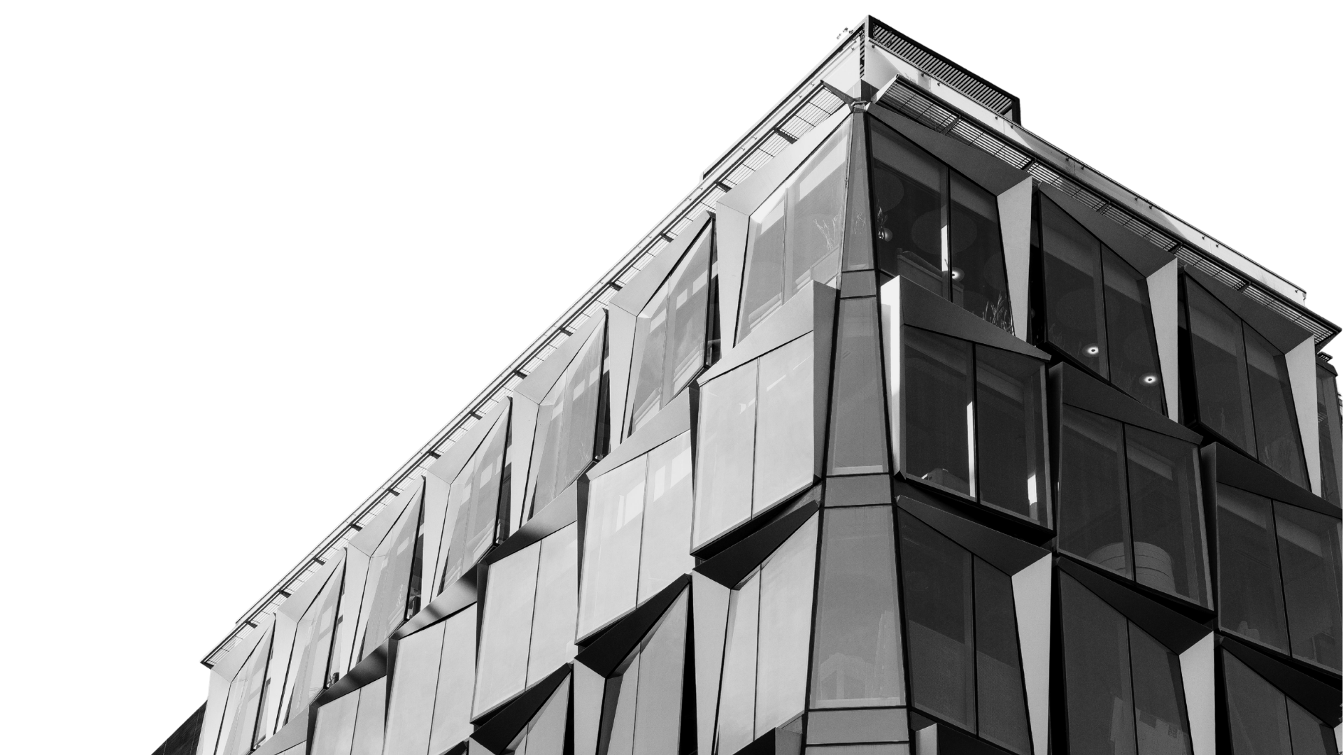 Schwarzweißfoto eines modernen Bürogebäudes