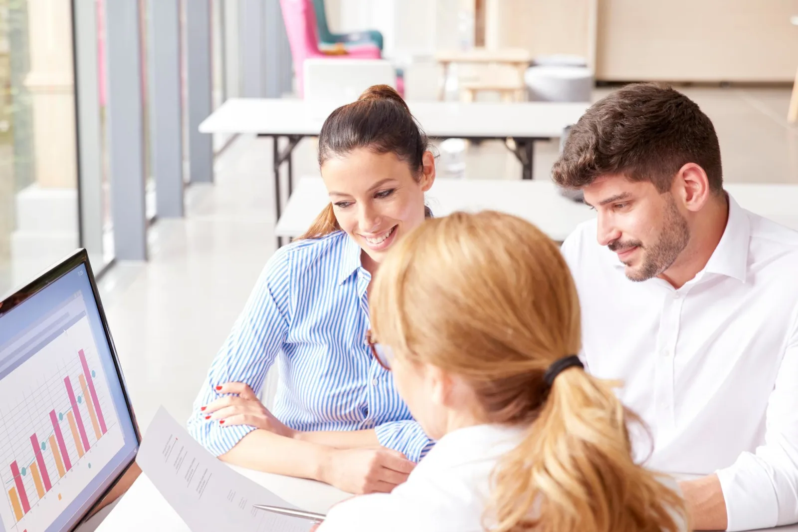 Analyste financier examinant des données de coûts et commissions sur tableur professionnel