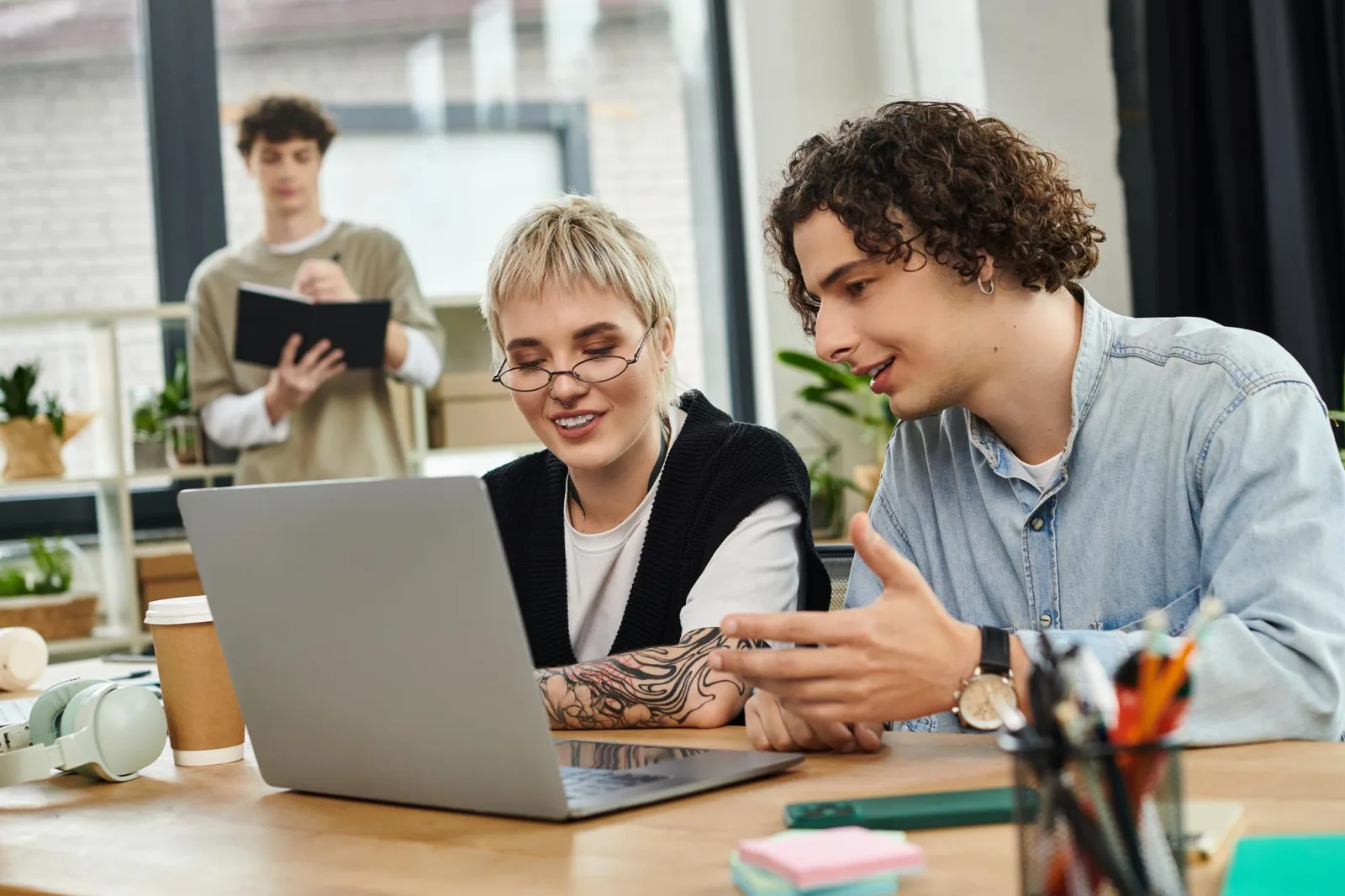 Spécialiste marketing digital optimisant le taux de conversion d'un site web hôtelier