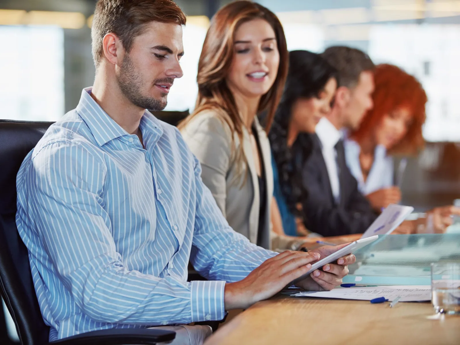 Manager formant des collaborateurs avec grille d'évaluation qualité en environnement bureau