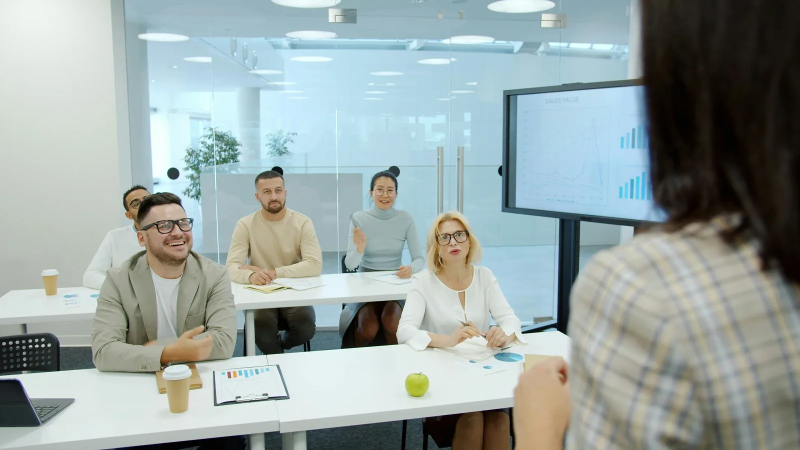 Responsable RH présentant une session de formation aux employés en salle de conférence
