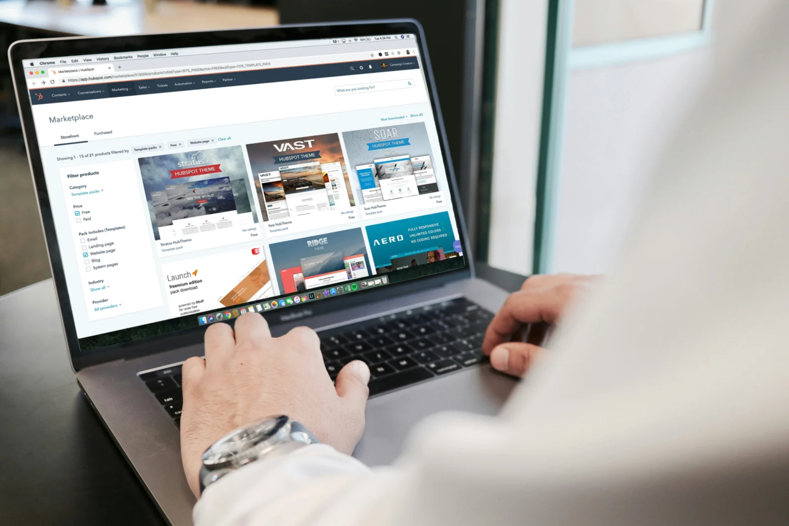 Spécialiste marketing configurant un workflow d'automatisation sur son ordinateur portable