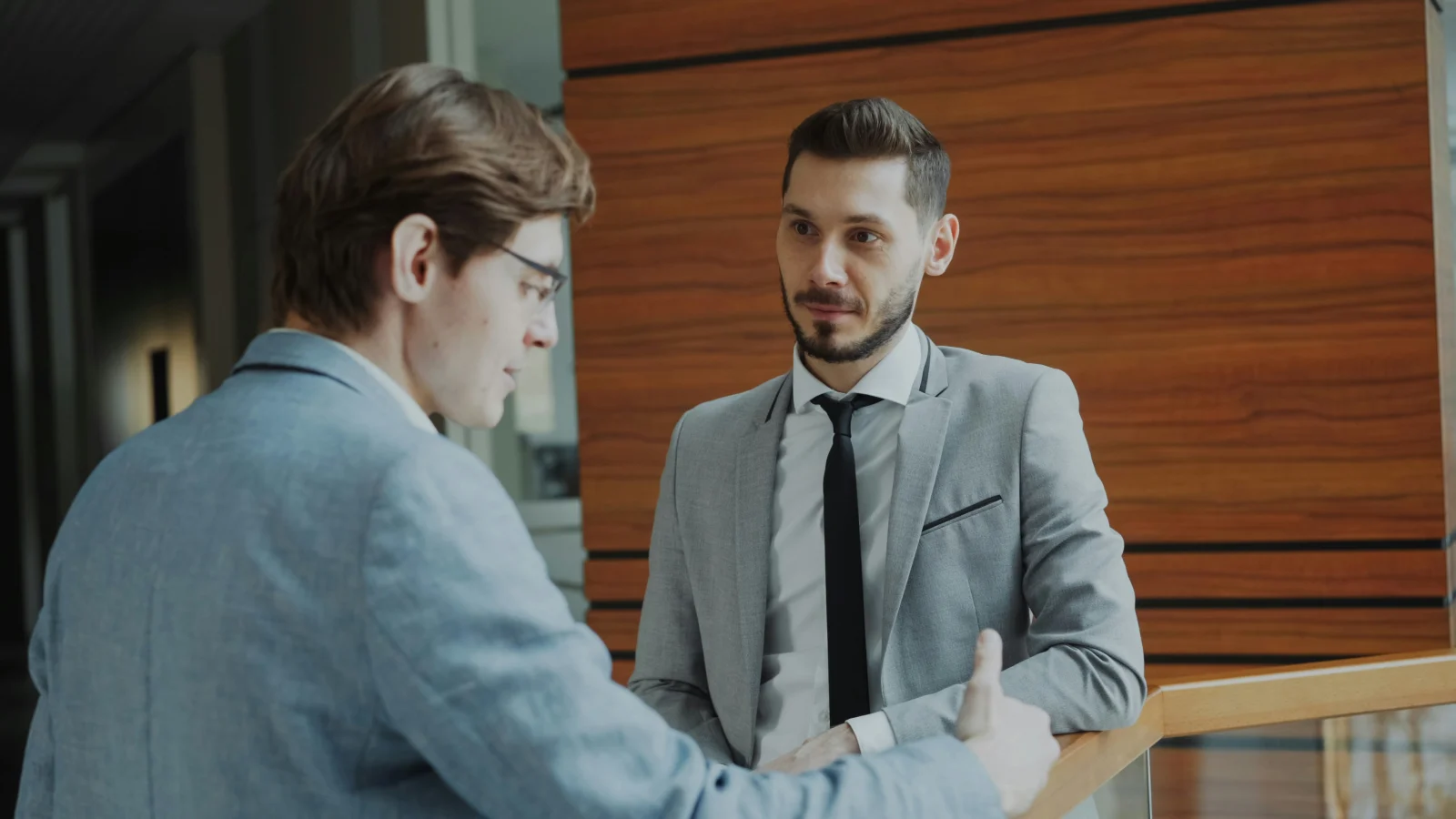 Consultant hospitality présentant une solution d'automatisation à un directeur d'hôtel indépendant