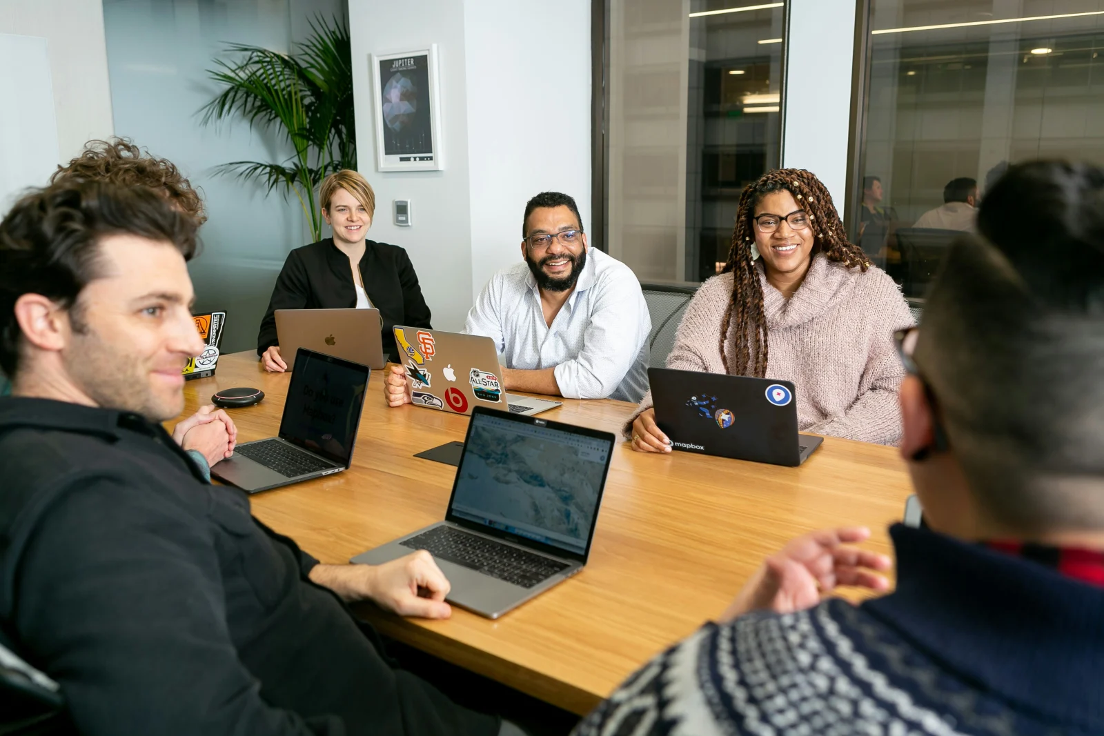 Équipe d'entreprise discutant de l'optimisation de leur politique voyage en réunion
