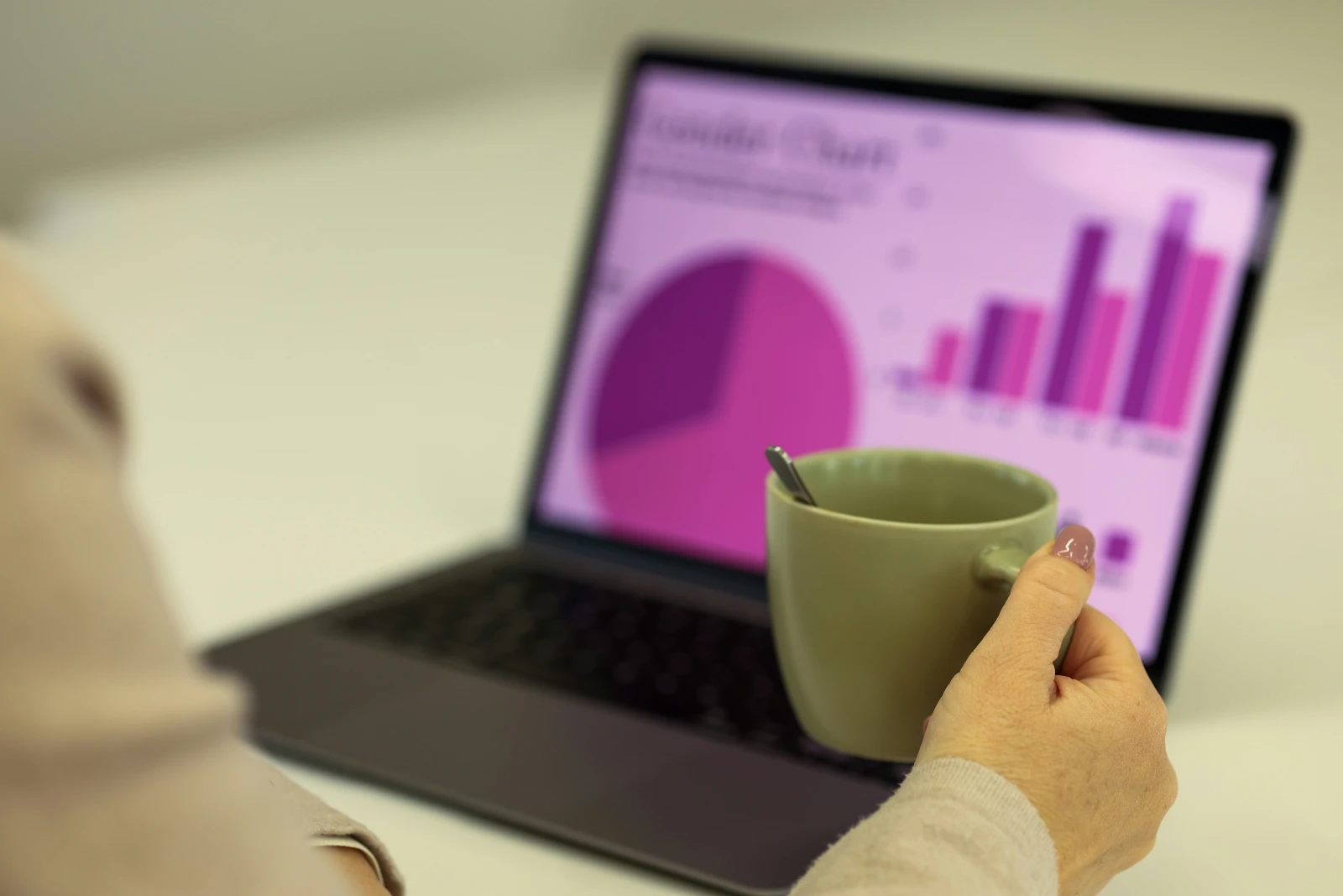 Analyste métier examinant des rapports financiers et des indicateurs de performance sur son ordinateur