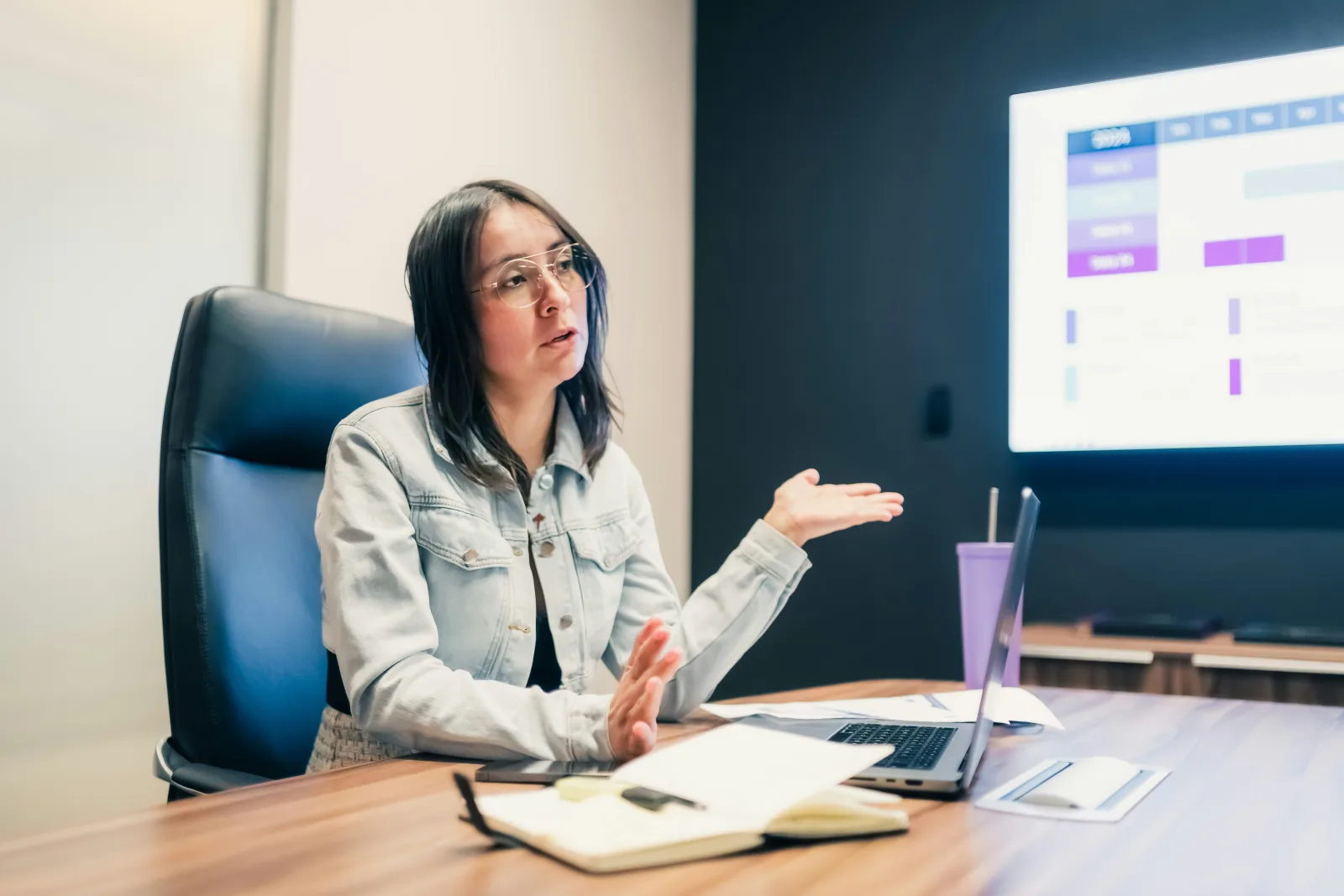 Responsable opérations analysant les indicateurs d'adoption de la base documentaire