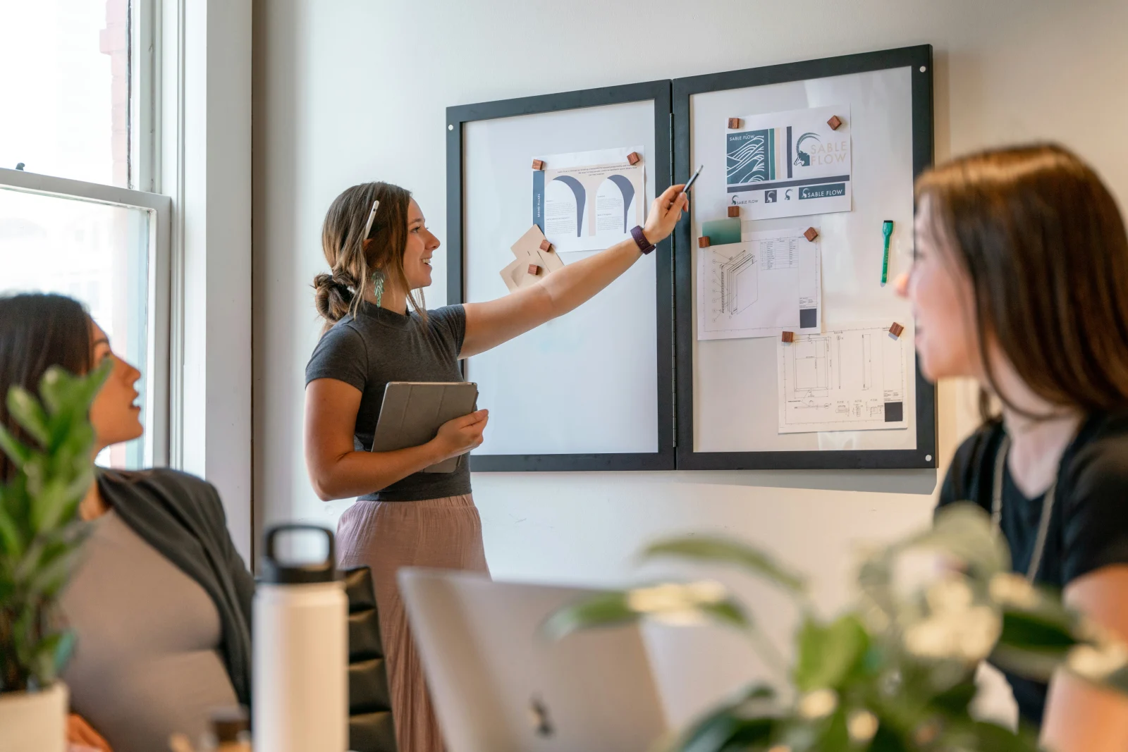 Revenue manager présentant la stratégie de distribution à l'équipe hôtelière en réunion