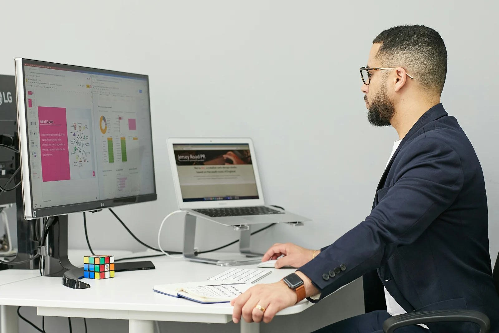 Manager analysant plusieurs tableaux de bord sur écrans pour détecter les silos opérationnels