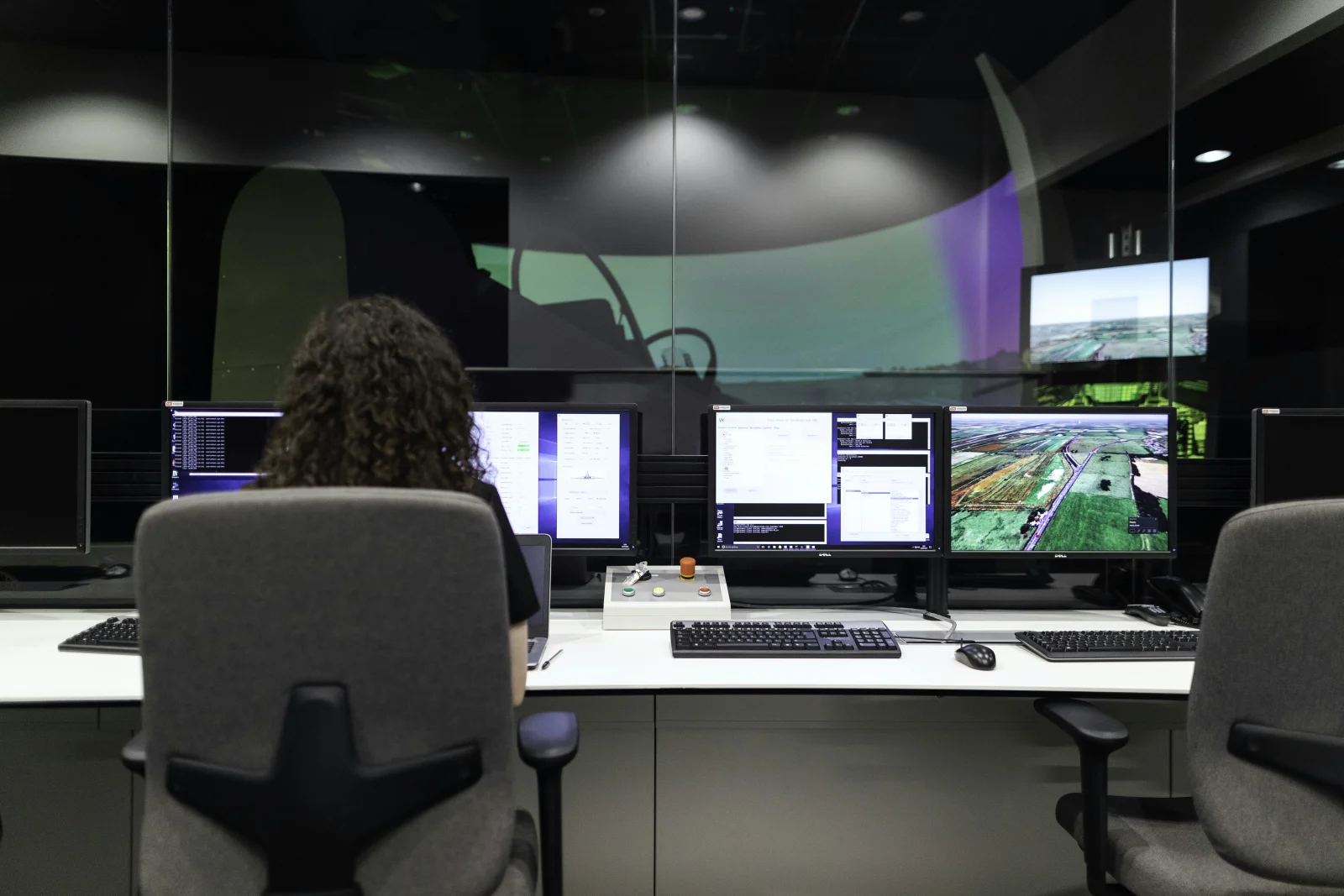 Spécialiste data surveillant des tableaux de bord de veille concurrentielle en temps réel