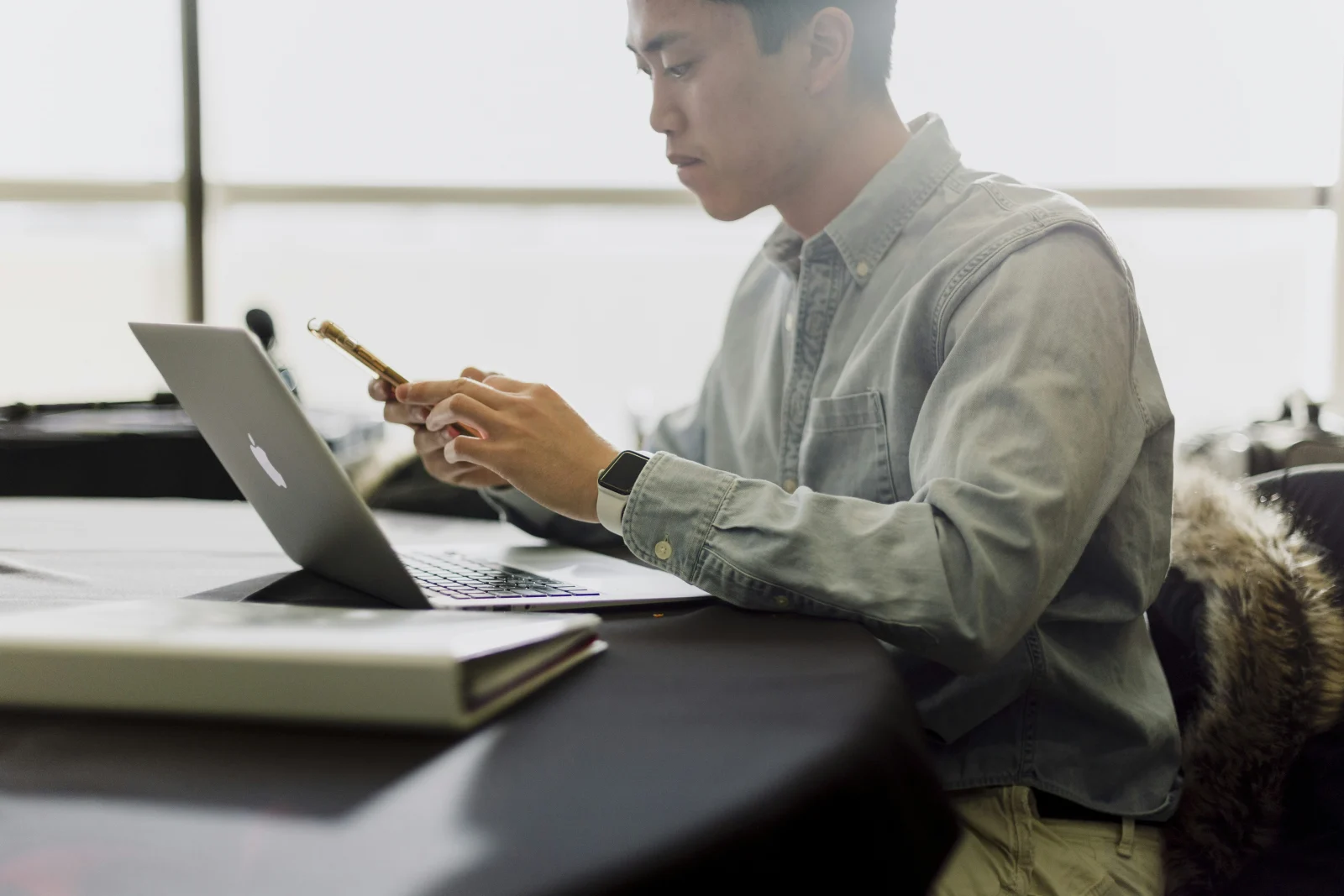 Consultant corporate analysant les données de satisfaction client pour identifier les ambassadeurs potentiels
