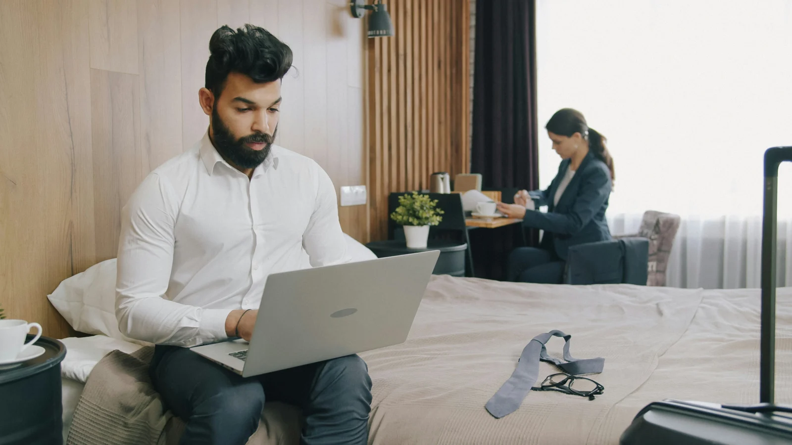 Consultant réservant un vol professionnel sur une plateforme self-booking