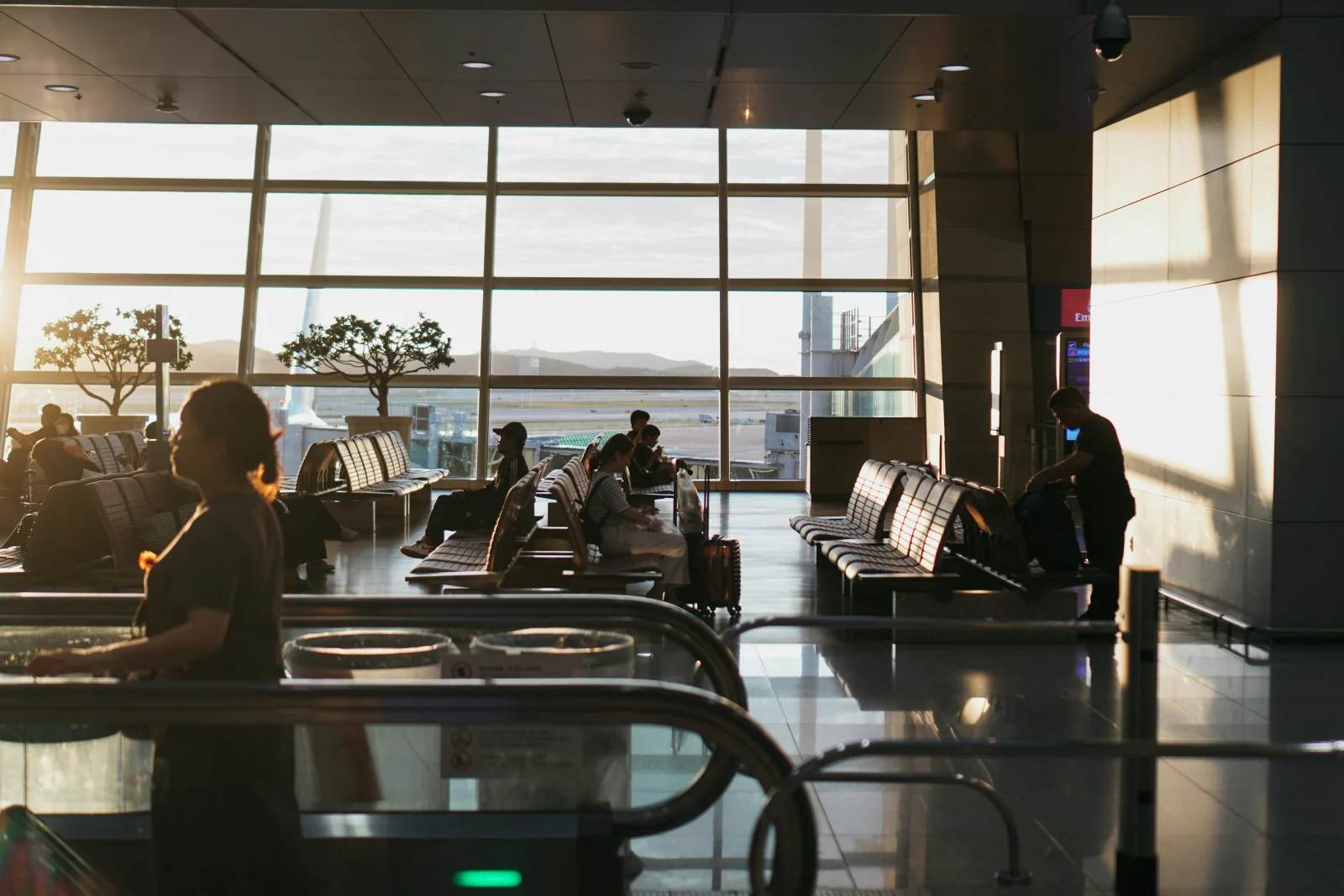 Voyageur d'affaires utilisant l'assistance 24/7 dans un terminal d'aéroport