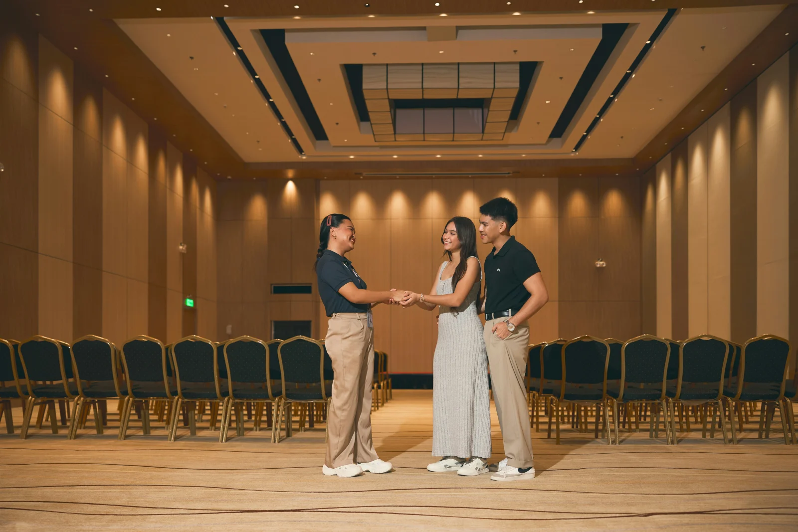 Équipe hôtelière préparant une salle de conférence pour un événement professionnel