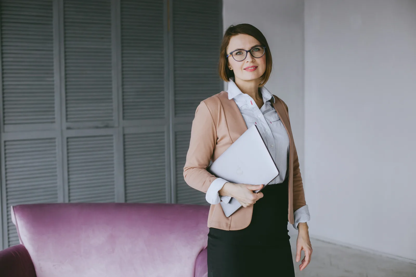 Responsable travel management analysant un tableau de conformité des déplacements au bureau