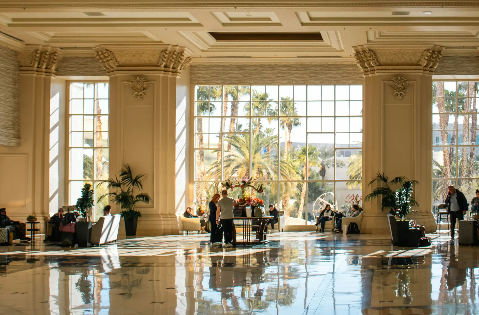 Cadre consultant ses documents de voyage dans le hall d'un hôtel d'affaires