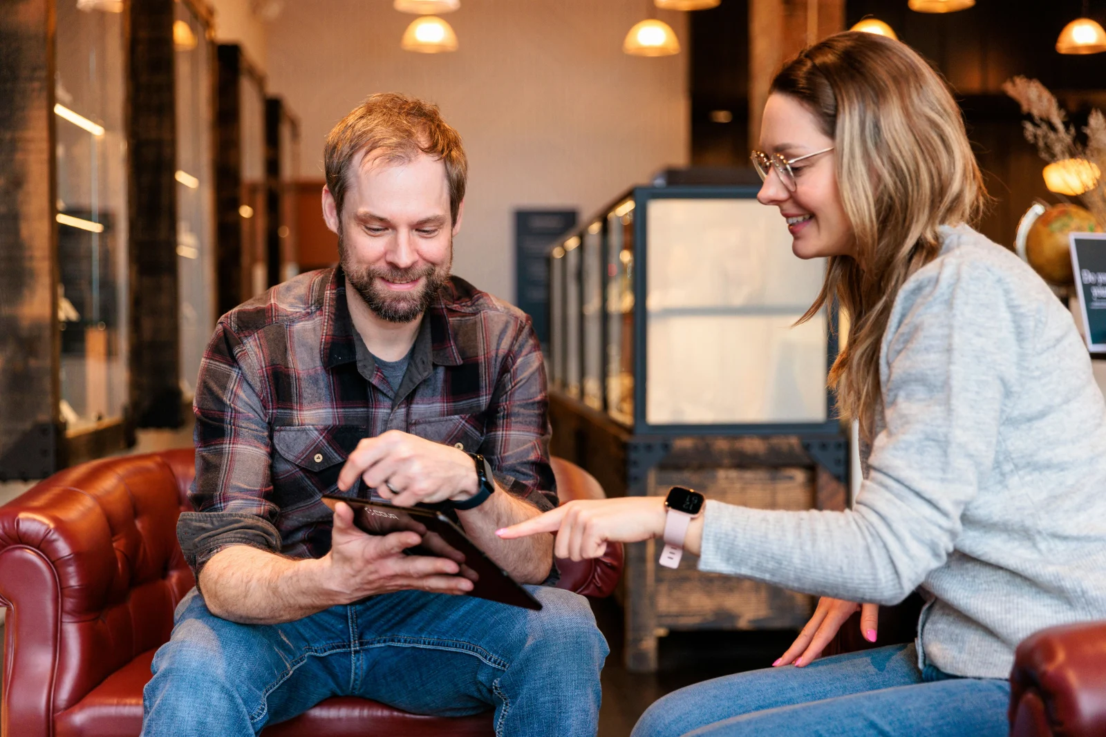 Manager de site lisant les commentaires clients sur tablette dans son point de vente