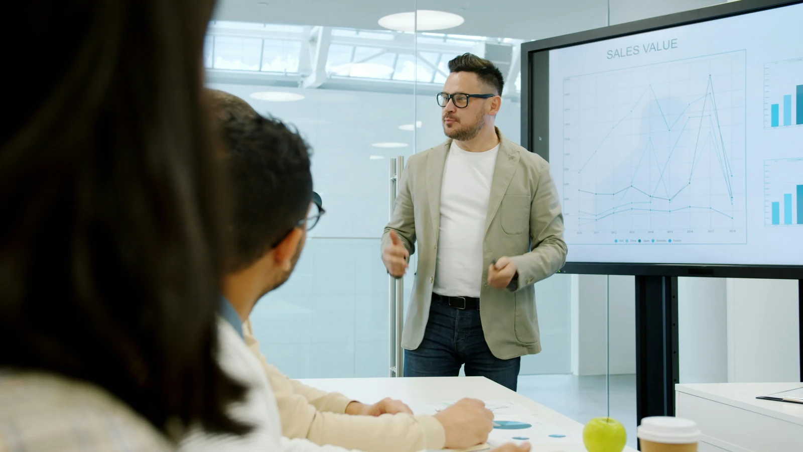 Analyste présentant les résultats de cohort analysis et NPS prédictif à ses collègues