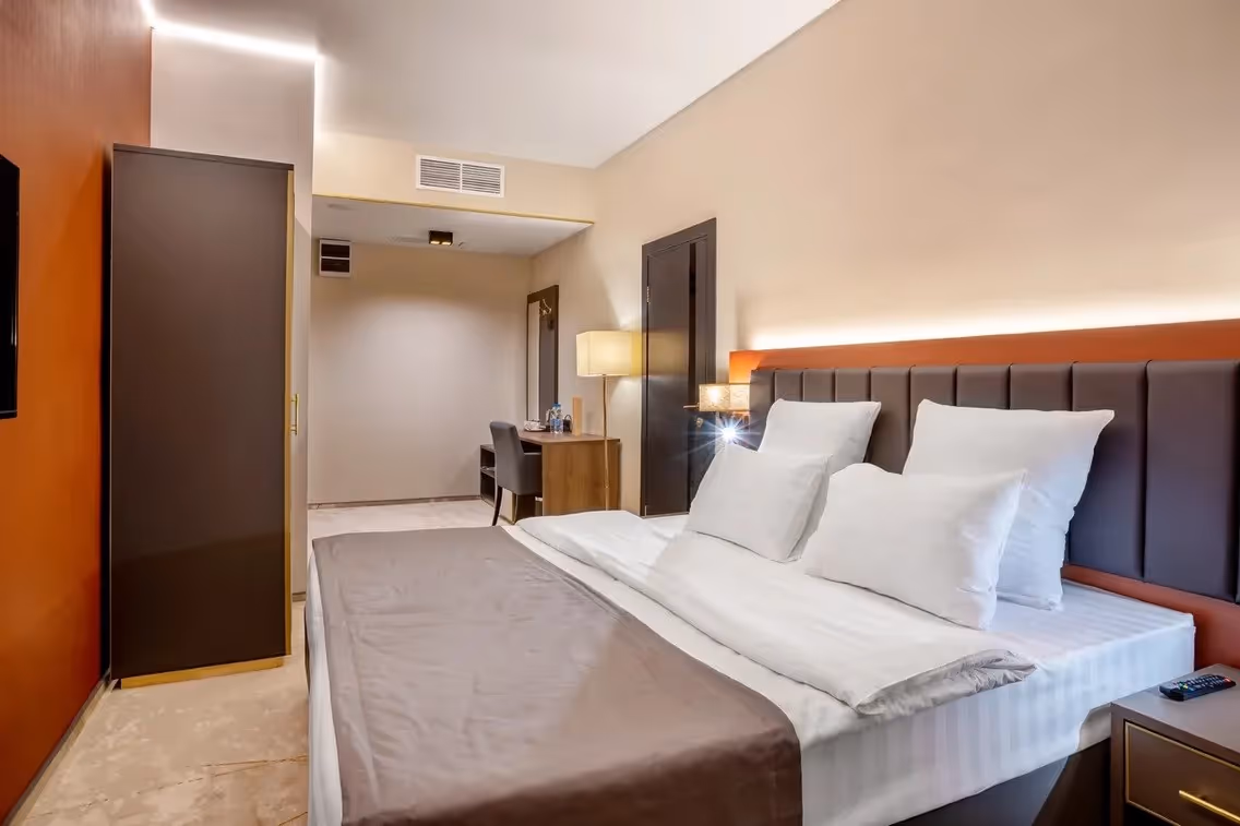 Room 06