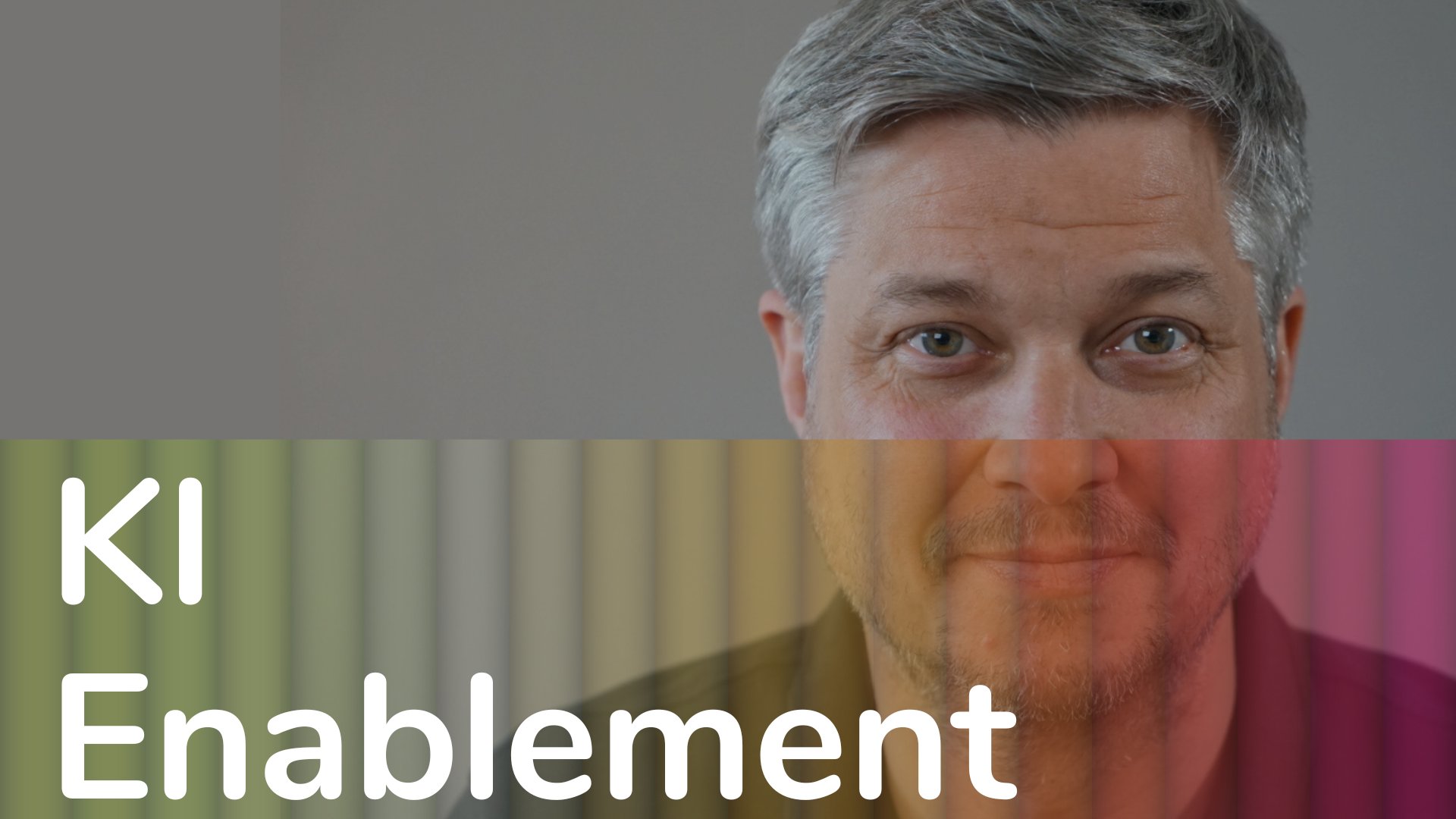 Florian Hummel vor einem farbigen HUMMEL-Verlauf mit der Aufschrift KI Enablement.