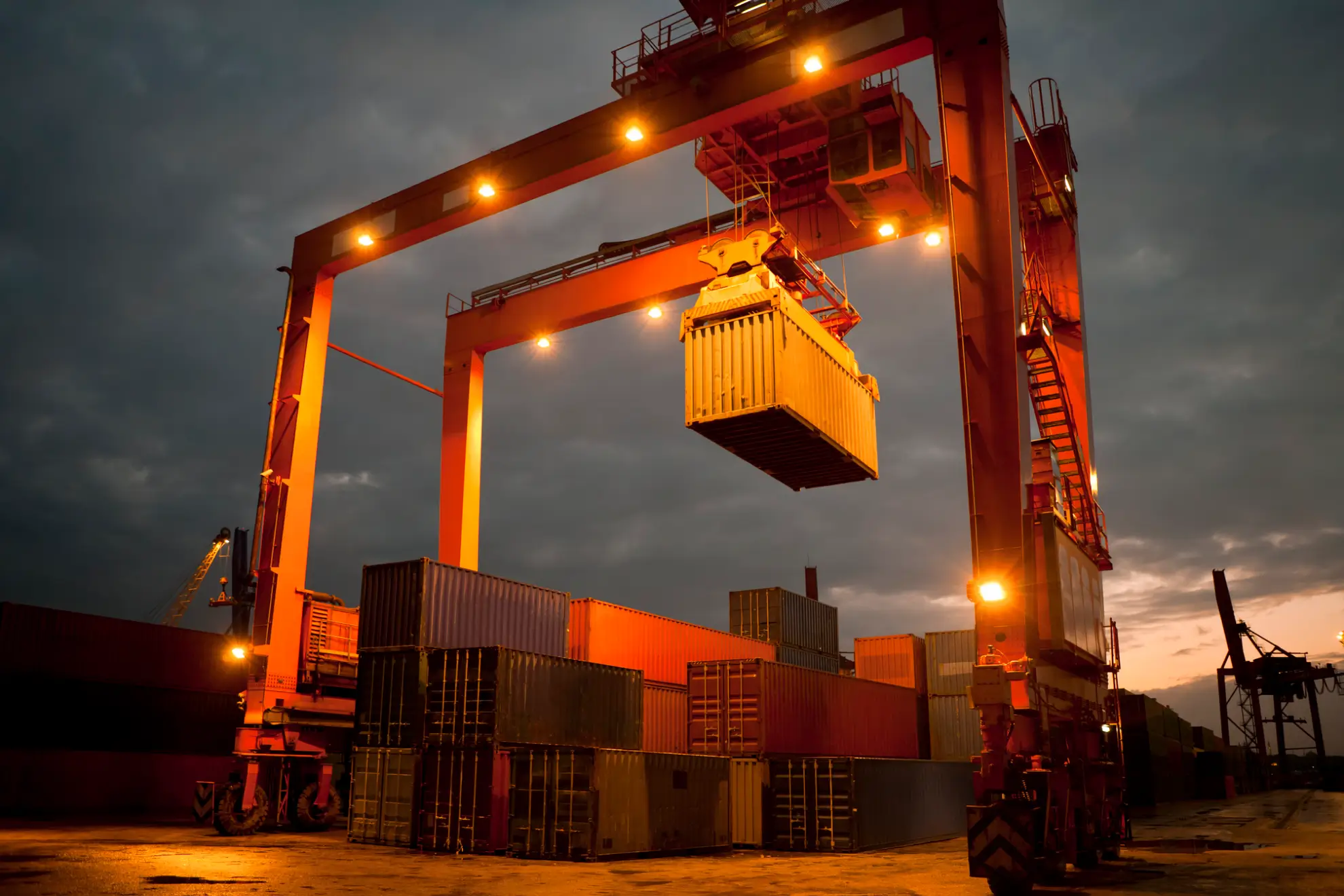 drayage quoting image showing crane lifting container