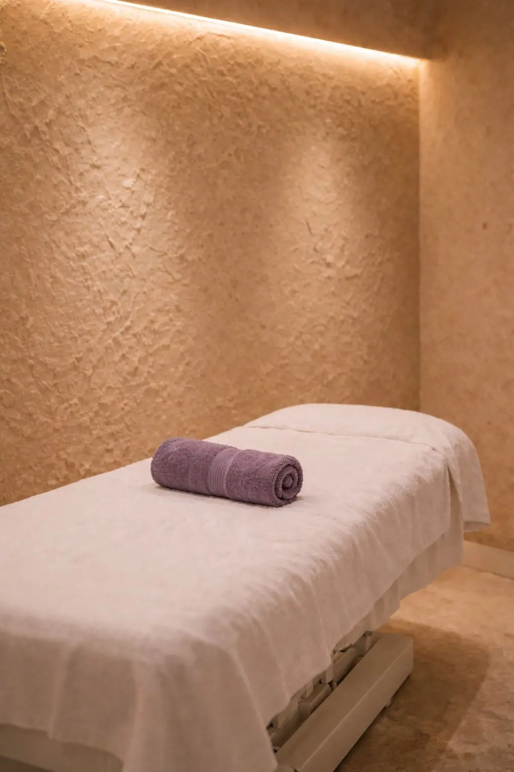 Cabine de soin esthétique avec table de massage et éclairage tamisé ambiance zen