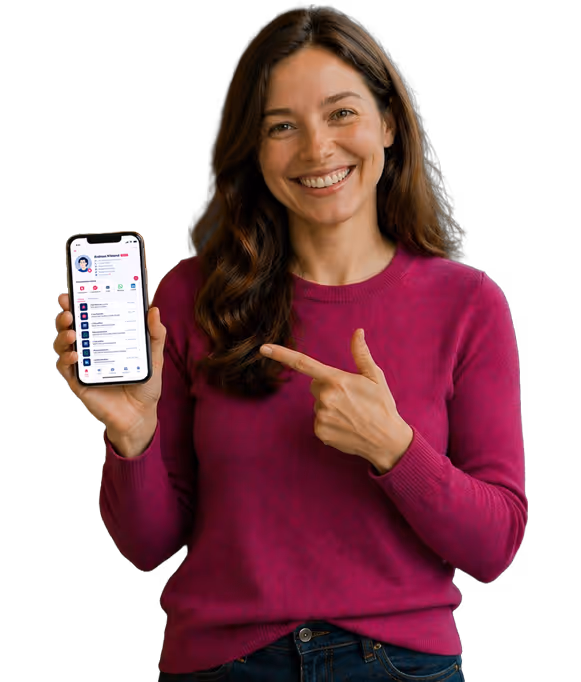 Lächelnde Frau zeigt auf ein Smartphone mit einer Gesundheits-App auf dem Bildschirm.