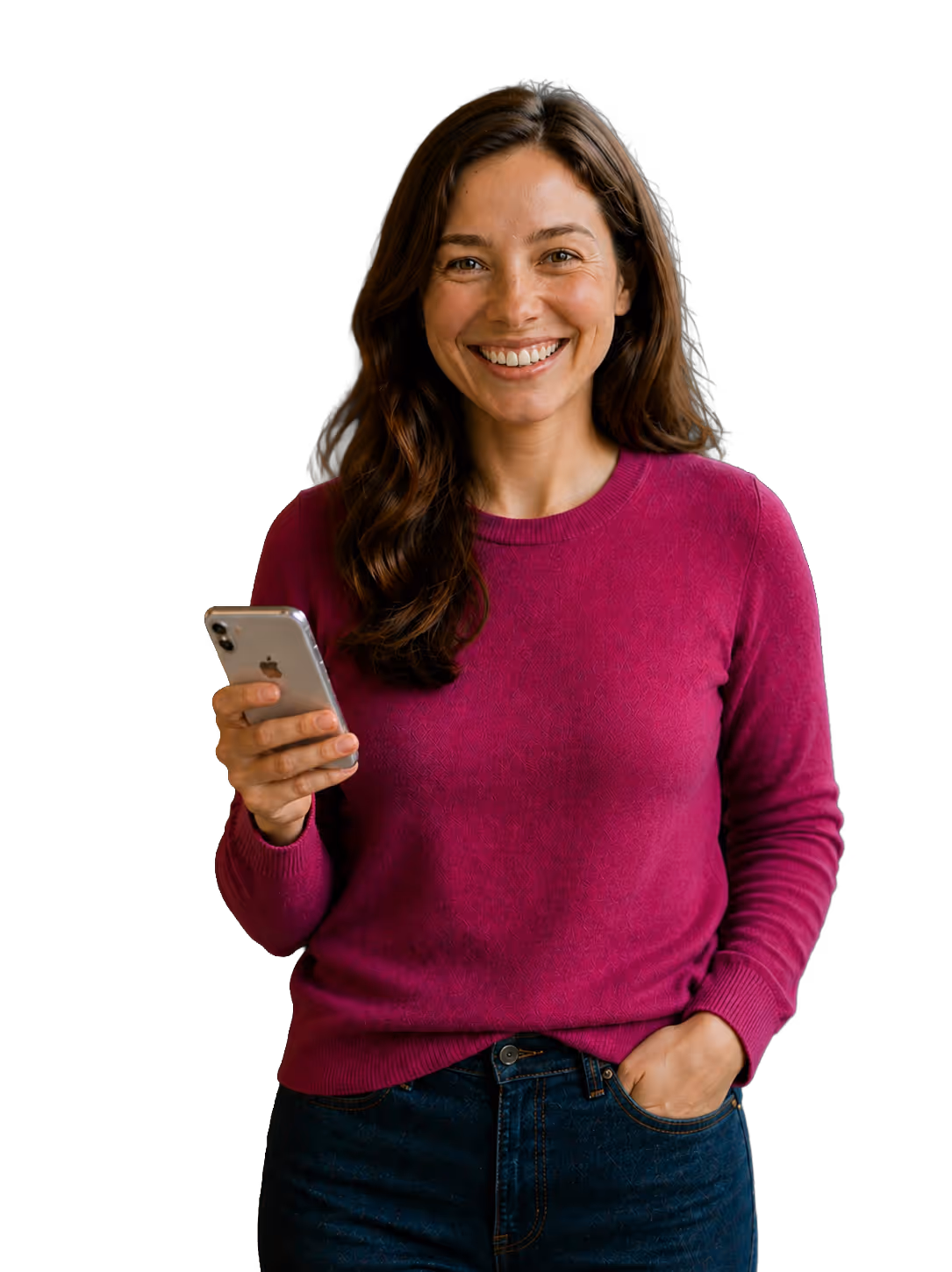 Frau mit langem braunem Haar lächelt, hält Smartphone in einer Hand, andere Hand in der Hosentasche.