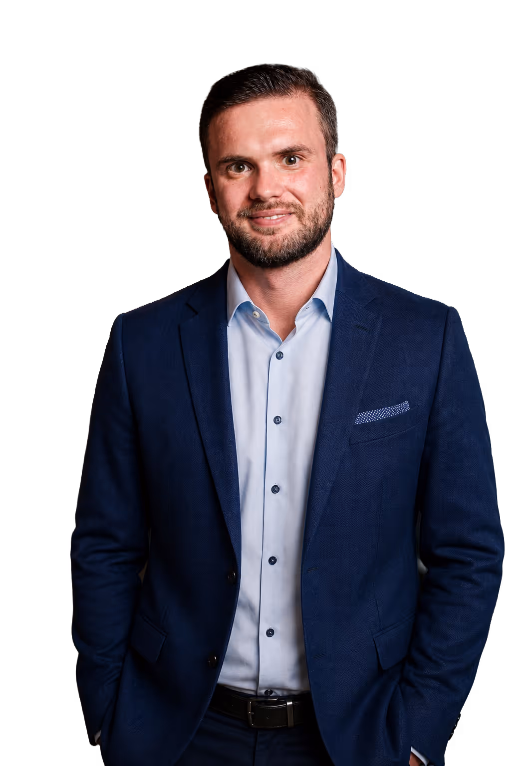 Geschäftsmann mit braunen Haaren, Bart und blauem Anzug vor dunklem Hintergrund.