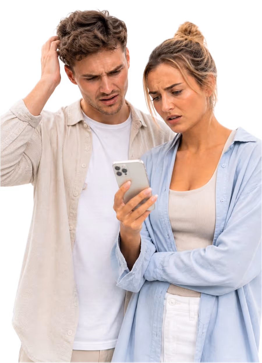 Verwirrtes Paar schaut skeptisch auf ein Smartphone, Mann kratzt sich am Kopf.