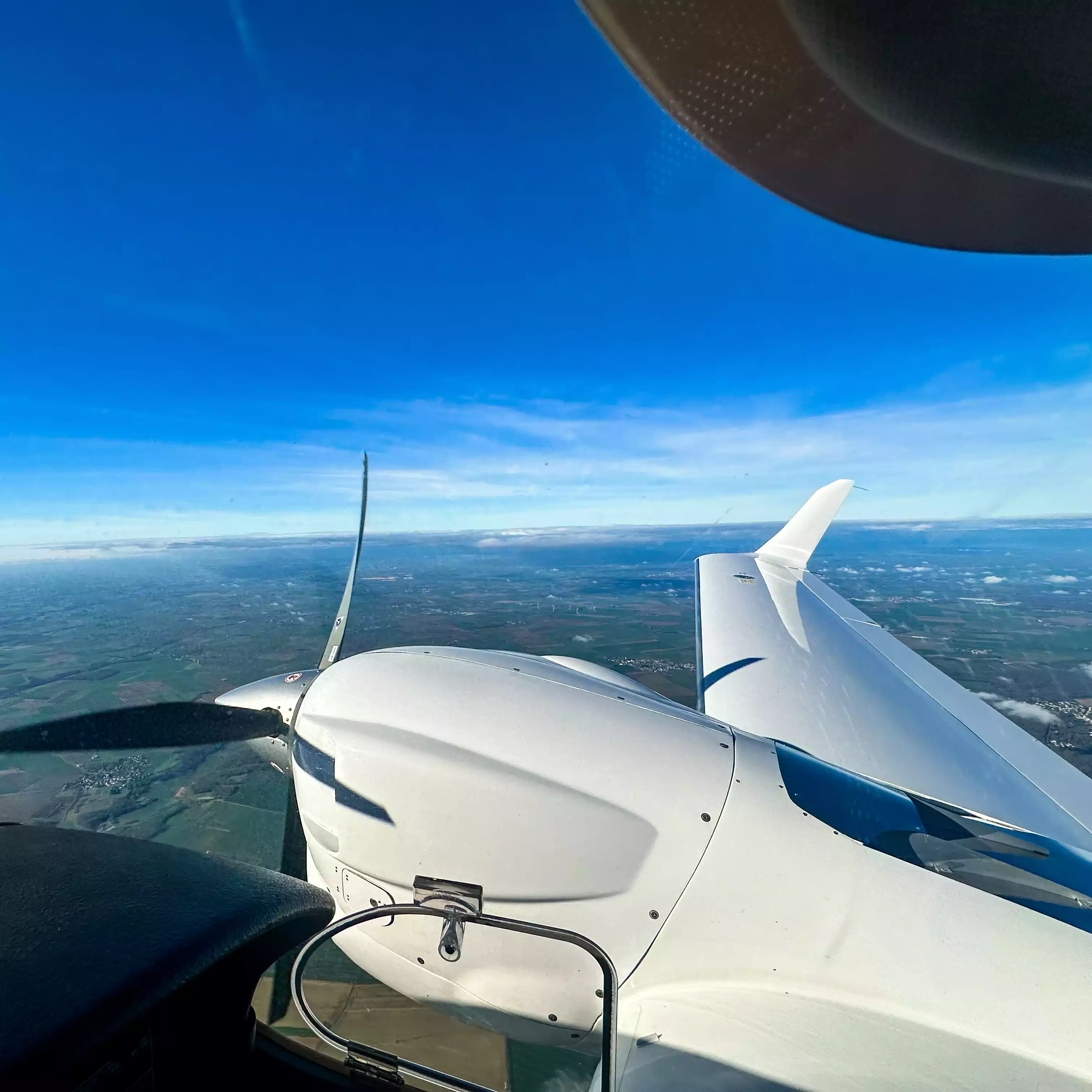 Vue du ciel depuis un avion bi moteur
