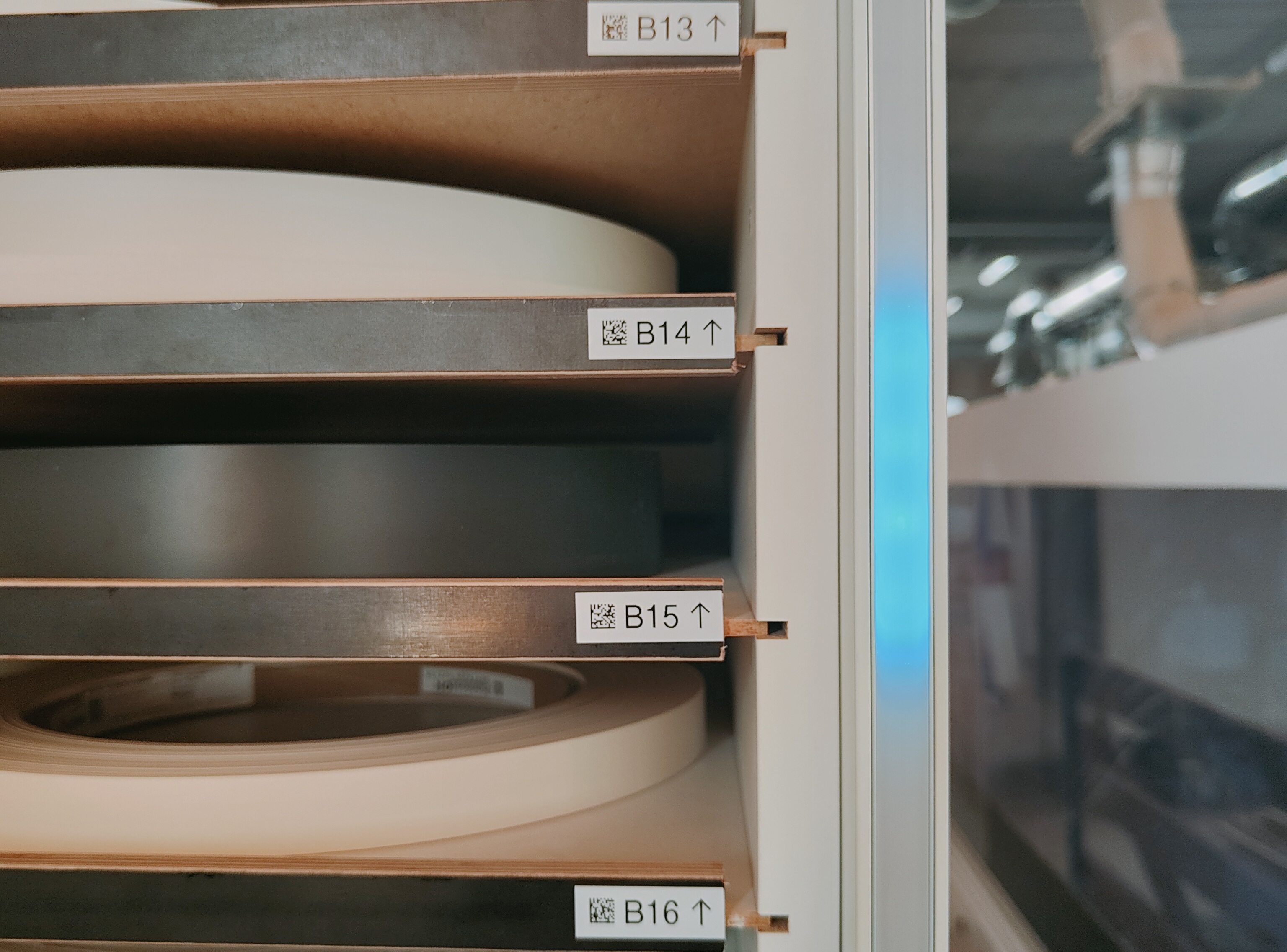 User interface of Kanten-Manager showing yellow ABS material tape with input fields for decor, color, thickness, width, and length, and buttons for saving the edge.