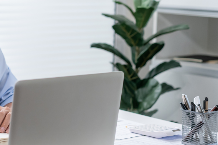 ordinateur qui représente une consultation de naturopathie à distance