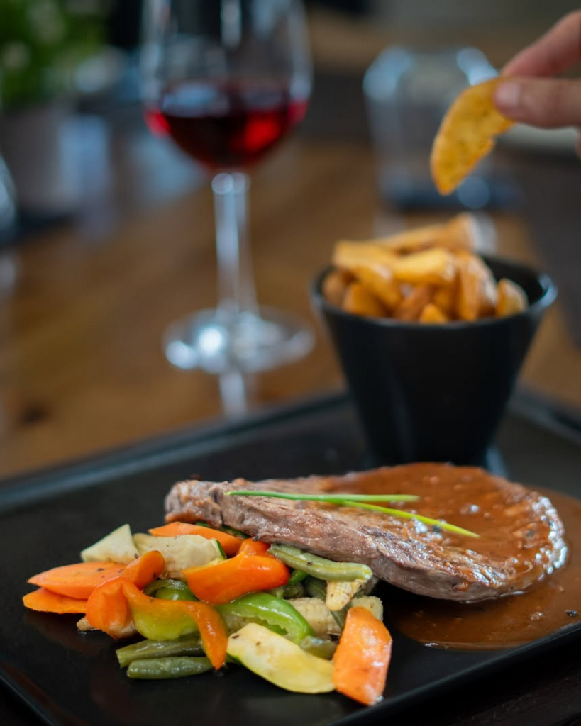 Skqutz logo with stylized tree and lettering.