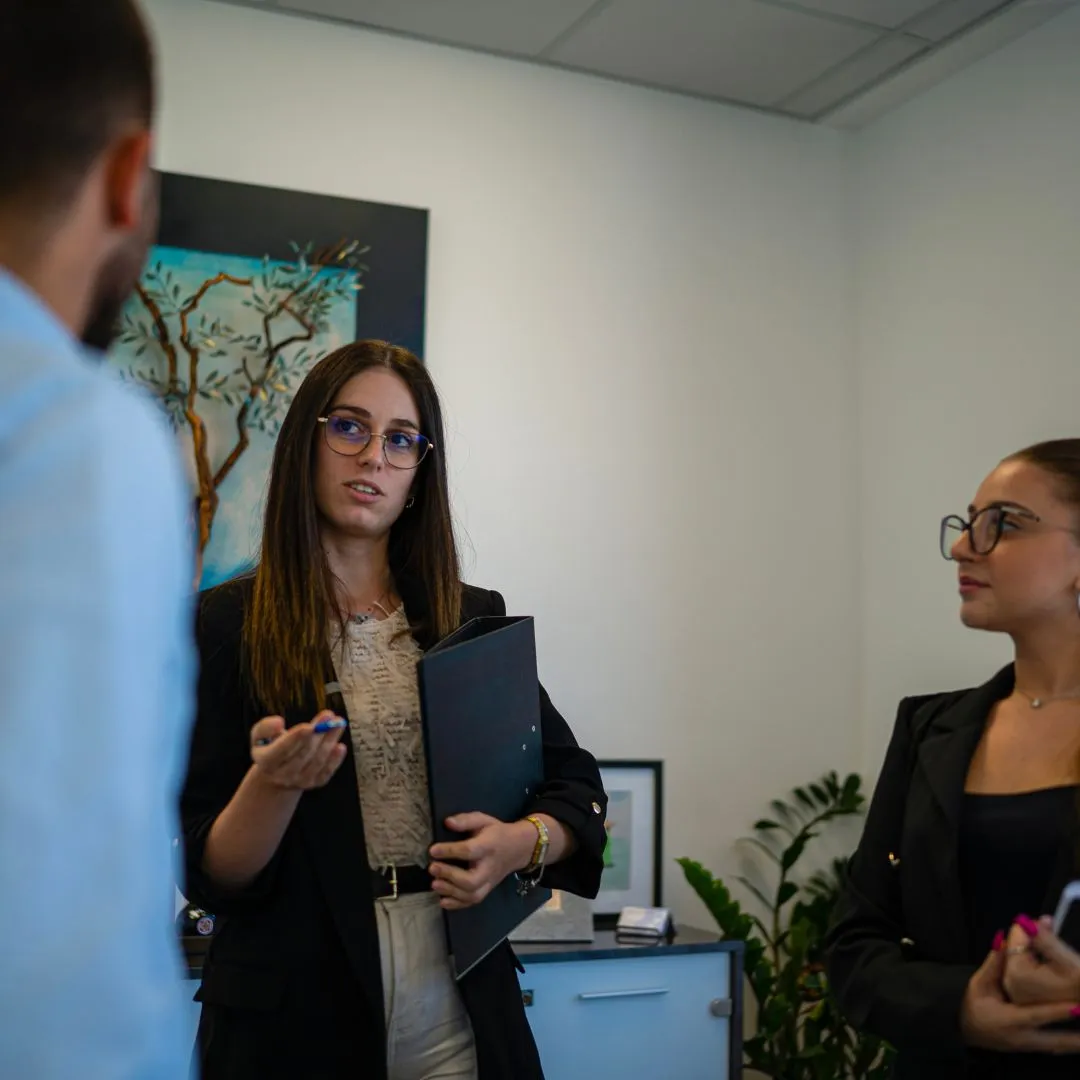 Skqutz logo with stylized tree and lettering.