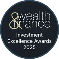 Logo des Wealth & Finance Investment Excellence Awards 2025 avec un cercle noir et texte blanc et jaune pâle.