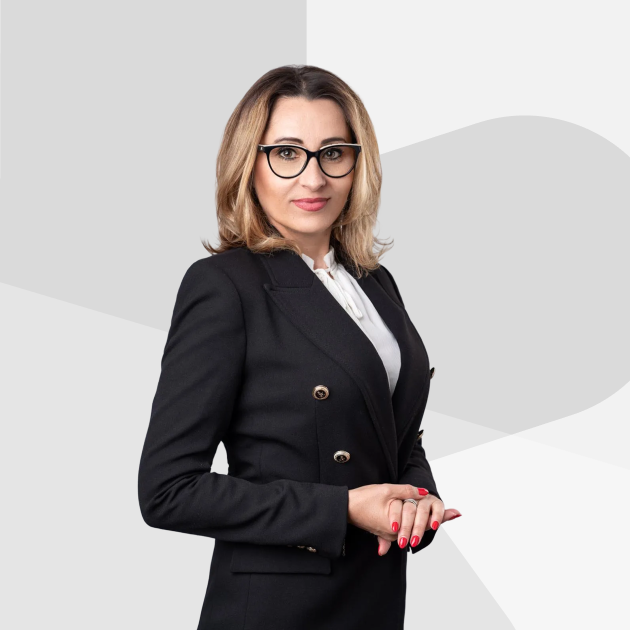 Ekspert finansowy z Koszalina w eleganckim stroju – profesjonalne zdjęcie portretowe