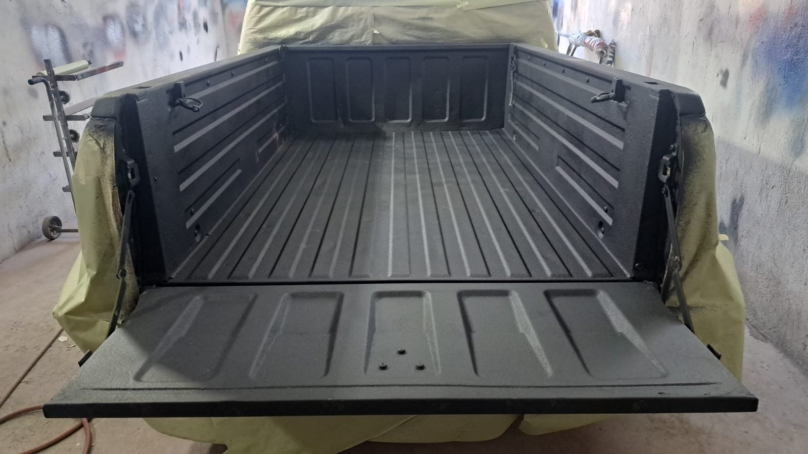 pintura para la cajuela de una troca en piedras negras