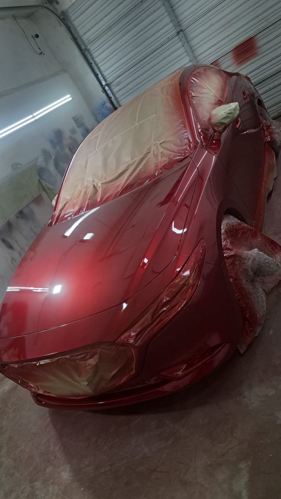 pintura de cofres de autos en piedras negras