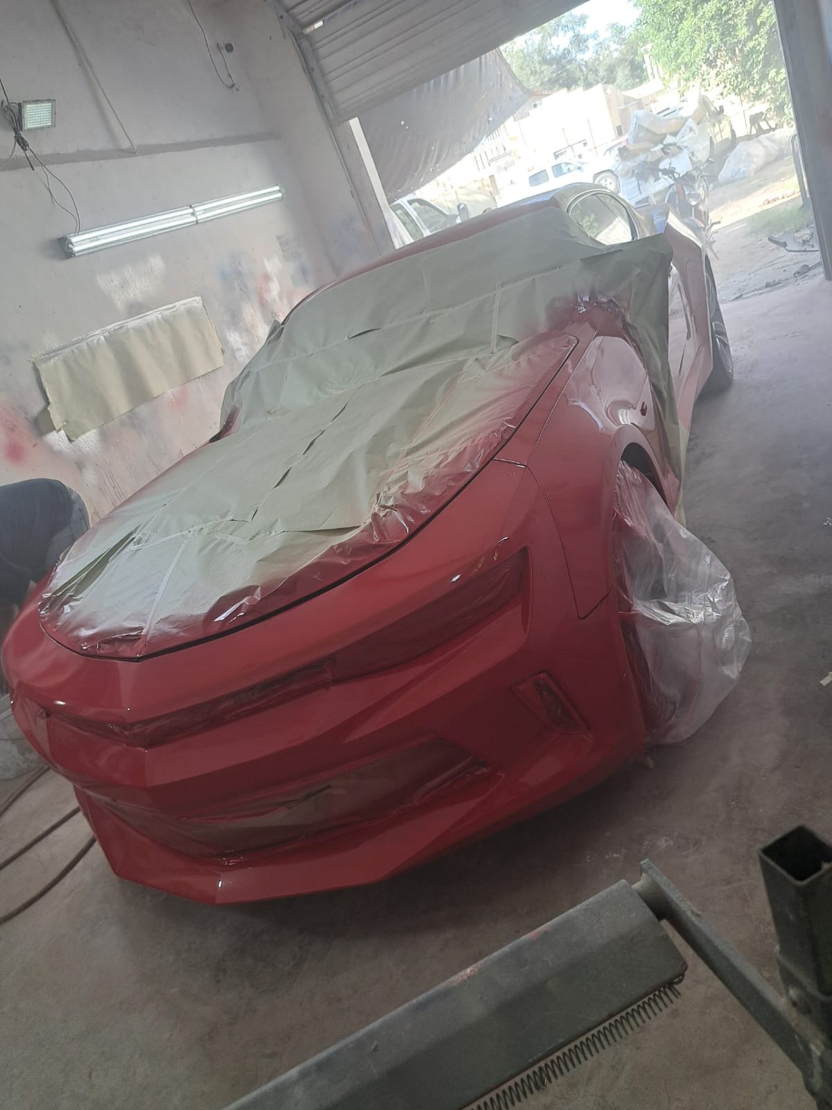 Autos chocados en piedras negras