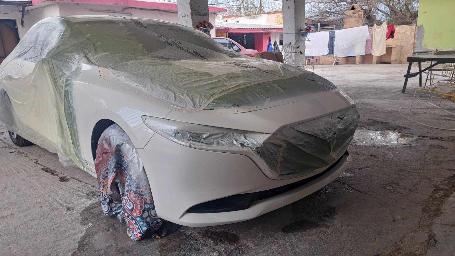 Detallado de pintura en piedras negras
