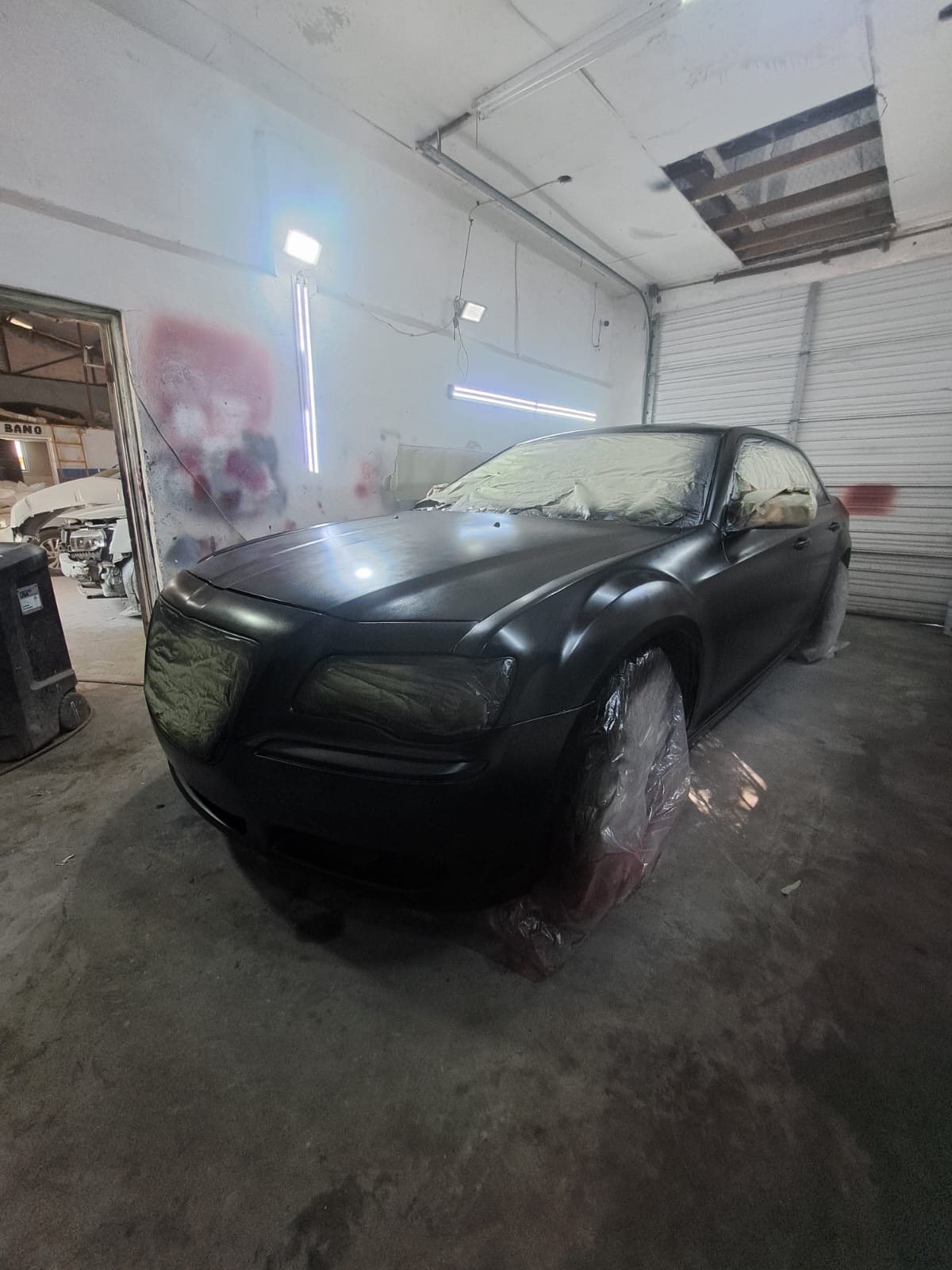 detallado de autos en piedras negras