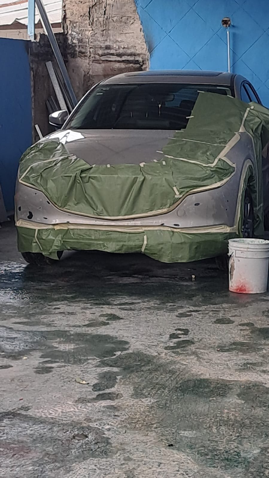 pintado de autos en piedras negras