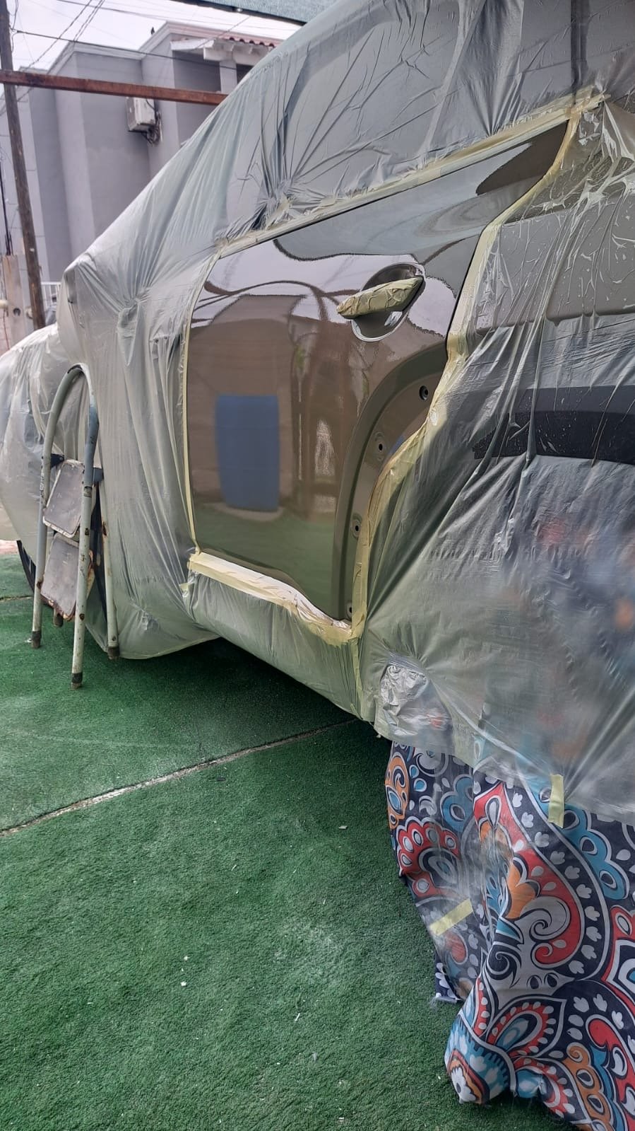 Pulido de autos en piedras negras