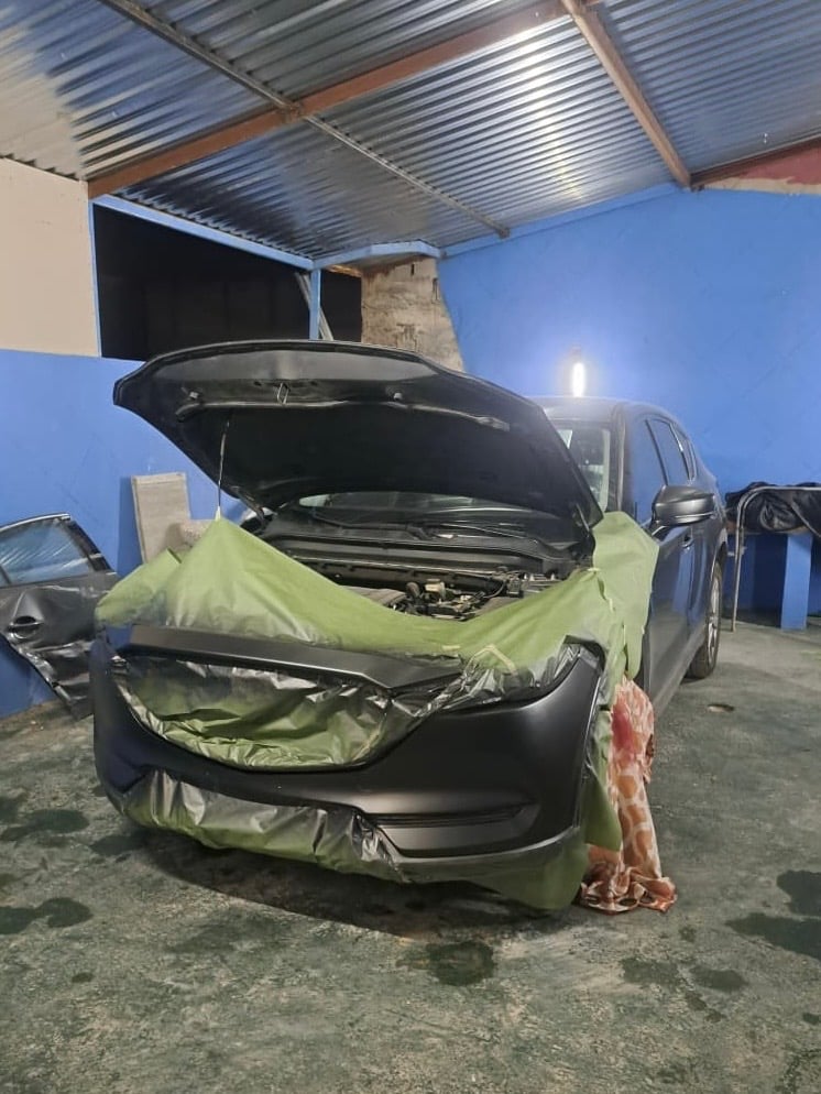 pintura para auto en piedras negras