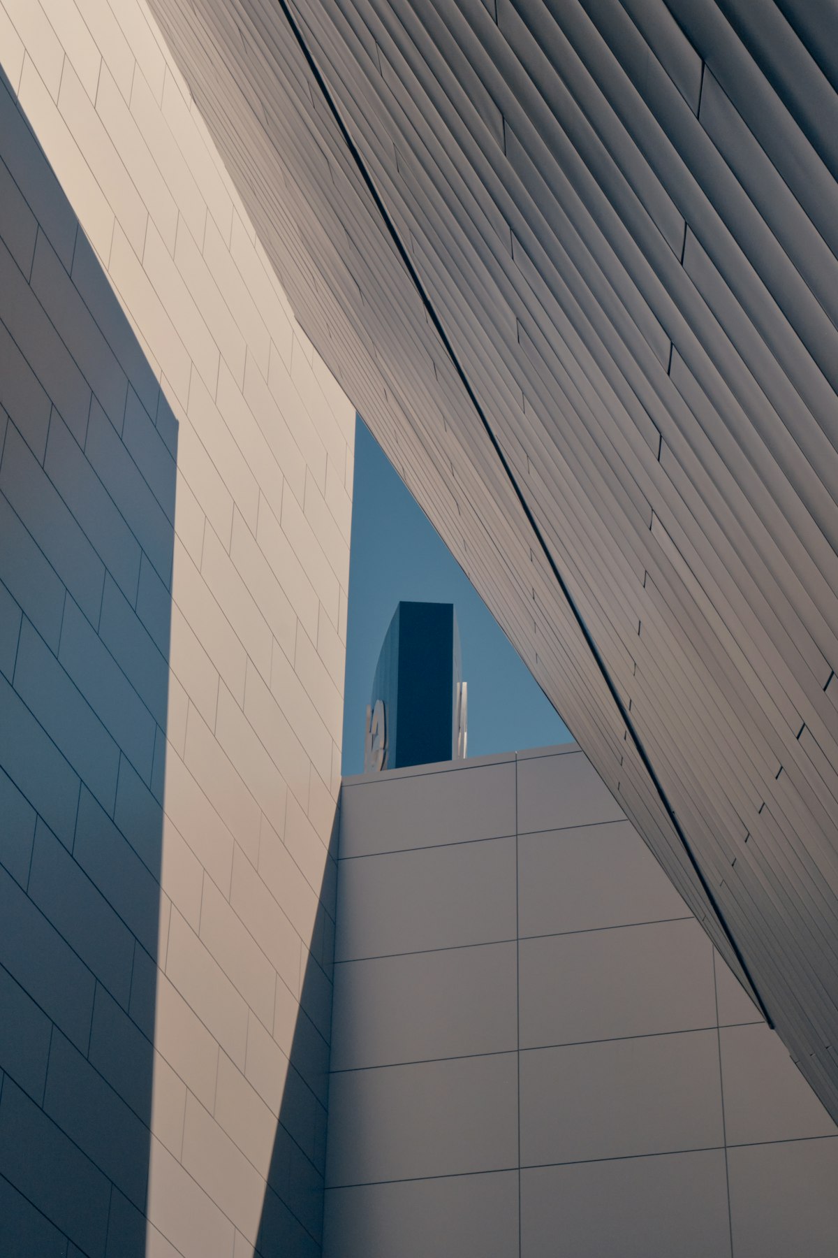 Geometrische Architektur mit klaren Linien - Schichten und Struktur als Metapher für das 3-Layer Framework