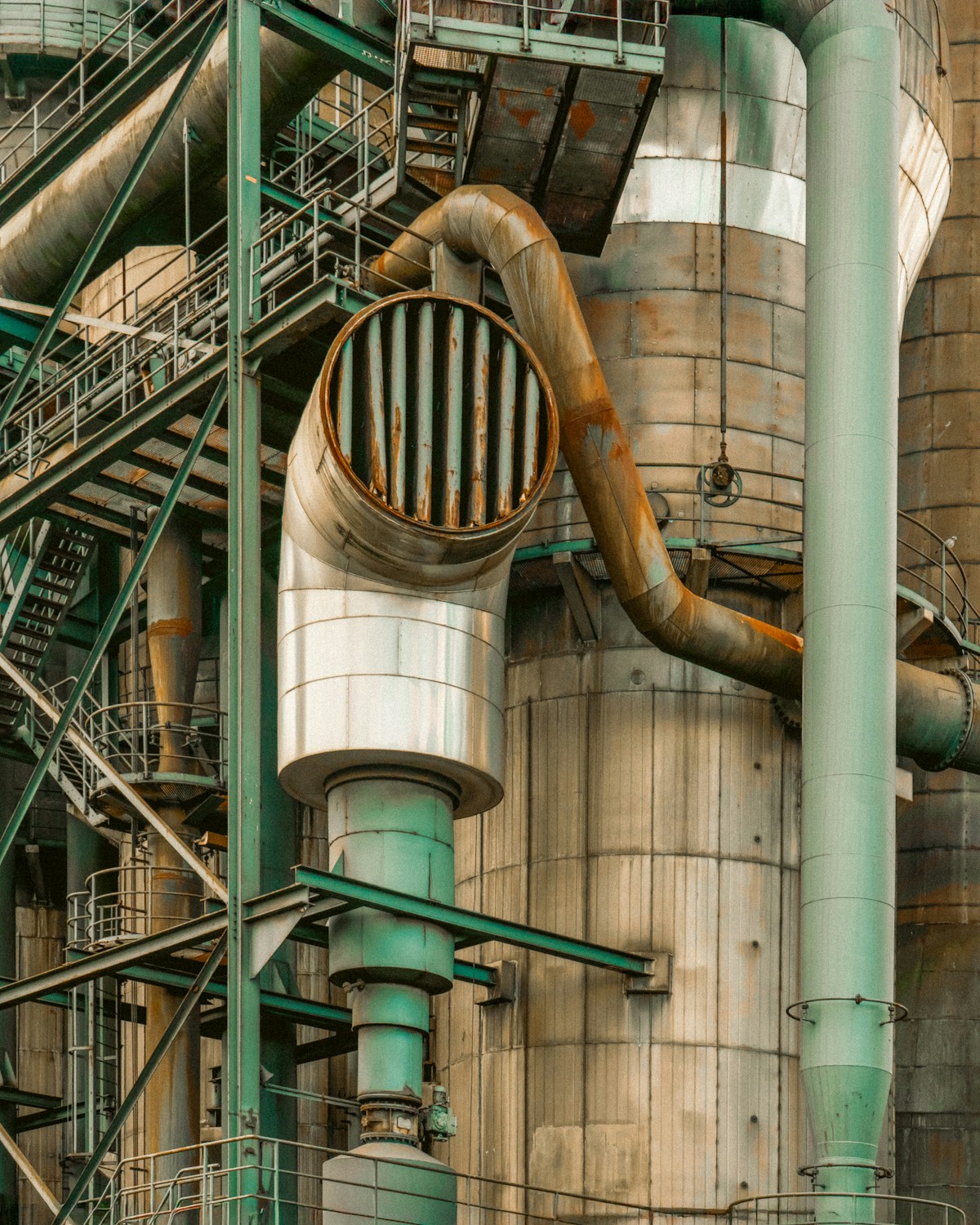 Industrieanlage mit korrodierten Rohren und Maschinen - Metapher fuer gewachsene Systemkomplexitaet