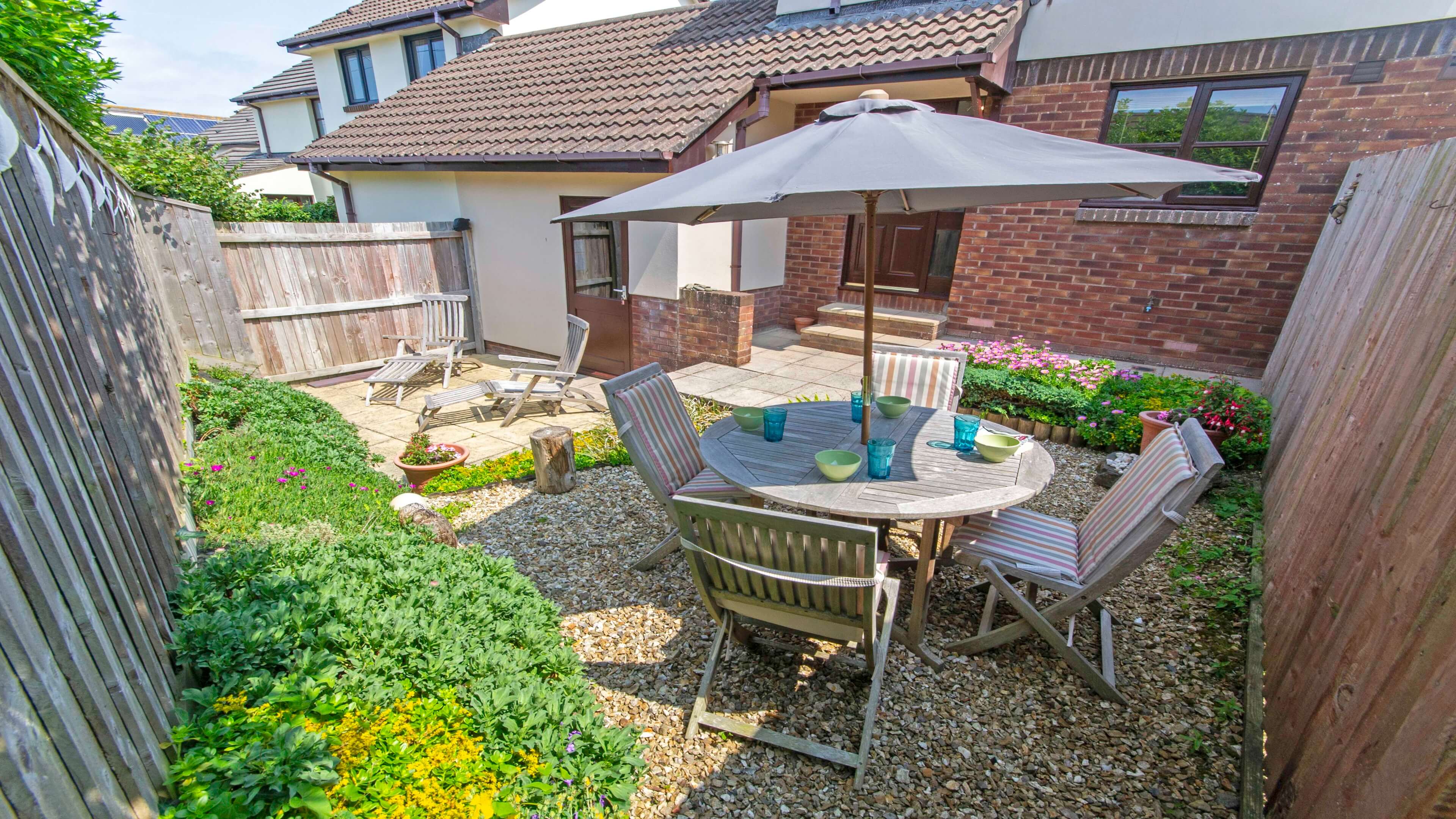 Rear enclosed courtyard garden